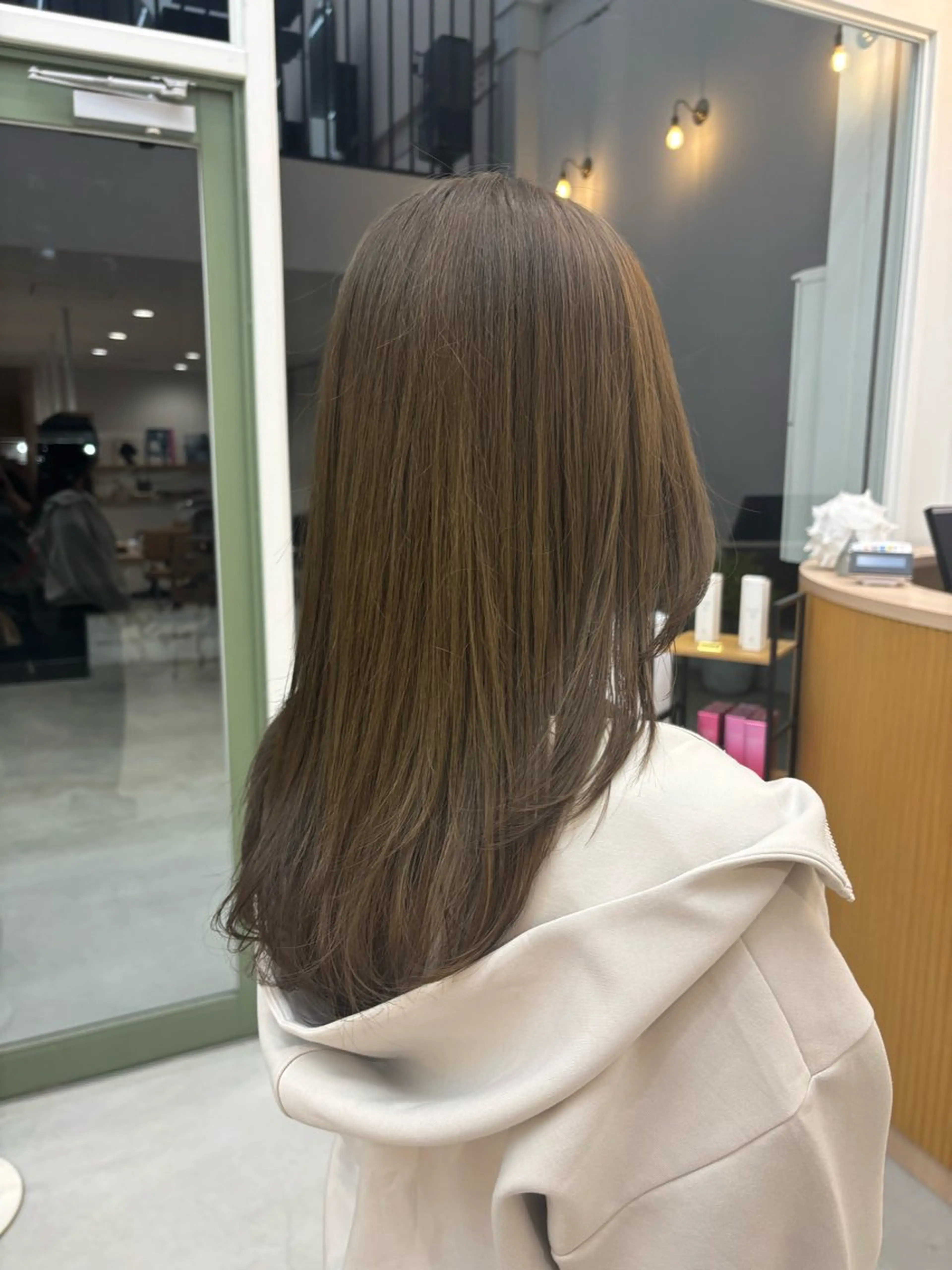 セミロング カラー 伊藤 ゆいなのヘアスタイル