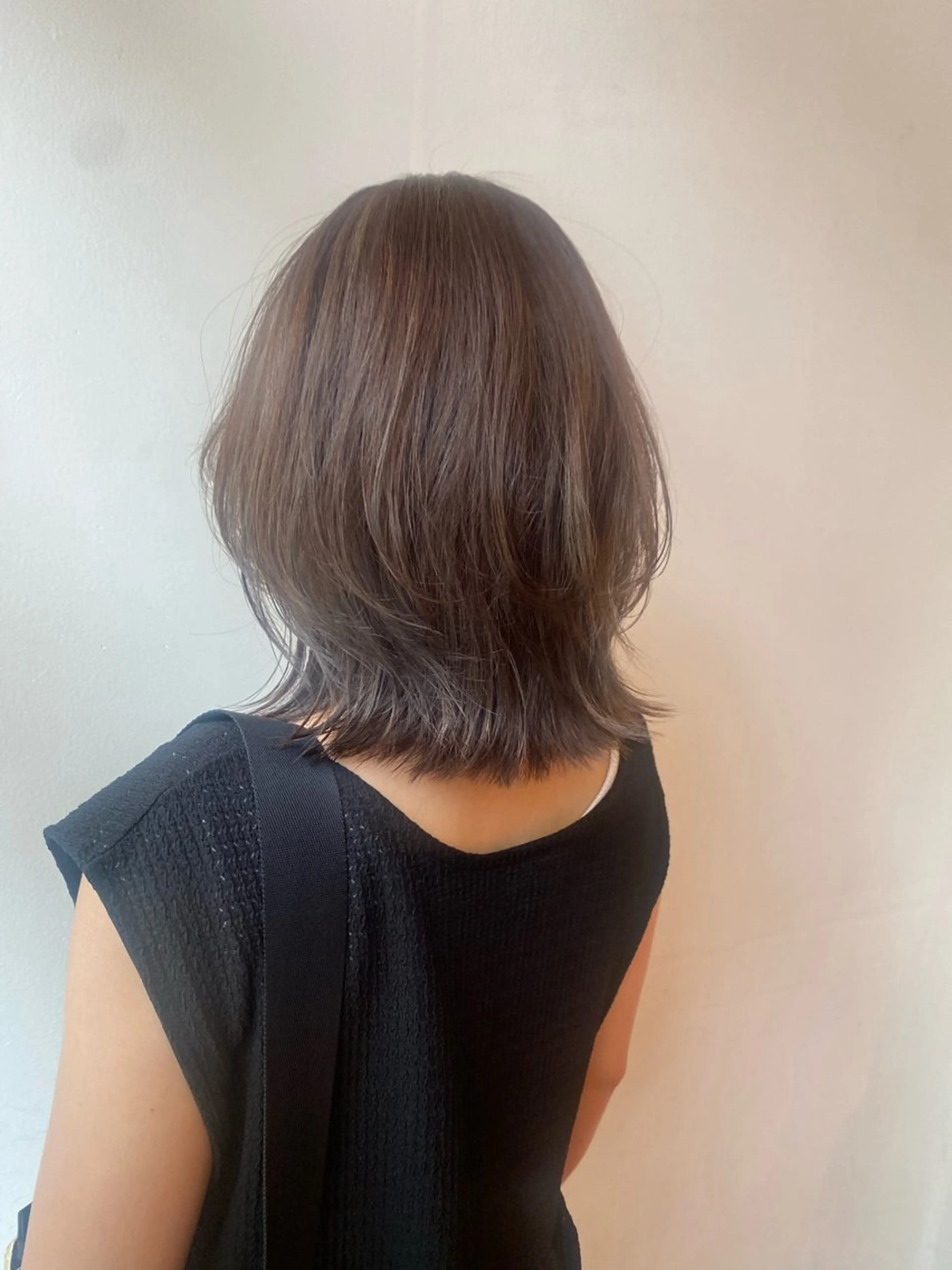 ミディアム カット ヘアカラー トリートメント THE DOTS【ザ ドッツ】所属・C H I H A R Uのヘアスタイル