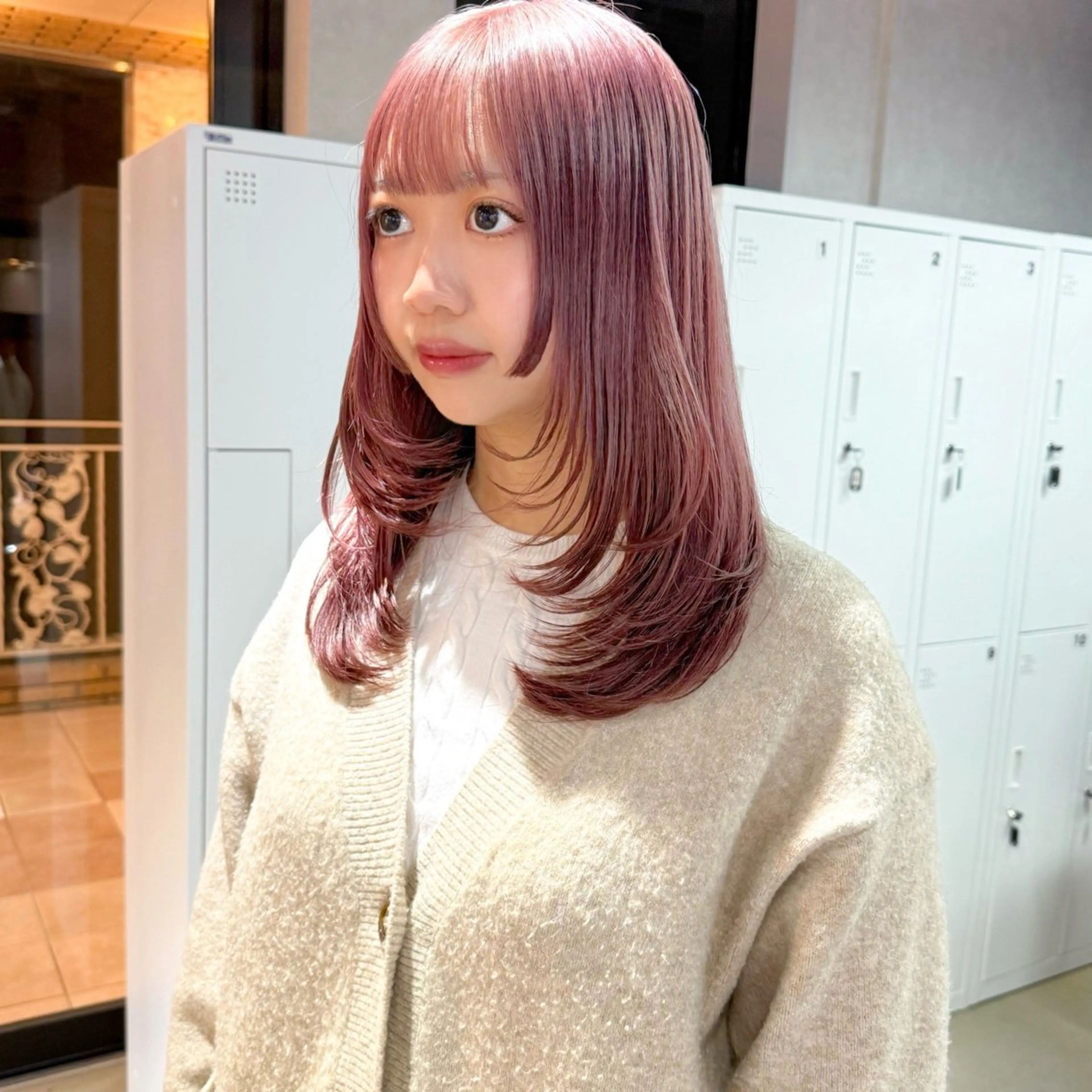 ミディアム カラー ミディアムレイヤー ベージュカラー ピンクカラー ピンクベージュ レイヤーカット ヘアカラー トリートメント レイヤー/暖色/ ミルクティー/マリアのヘアスタイル