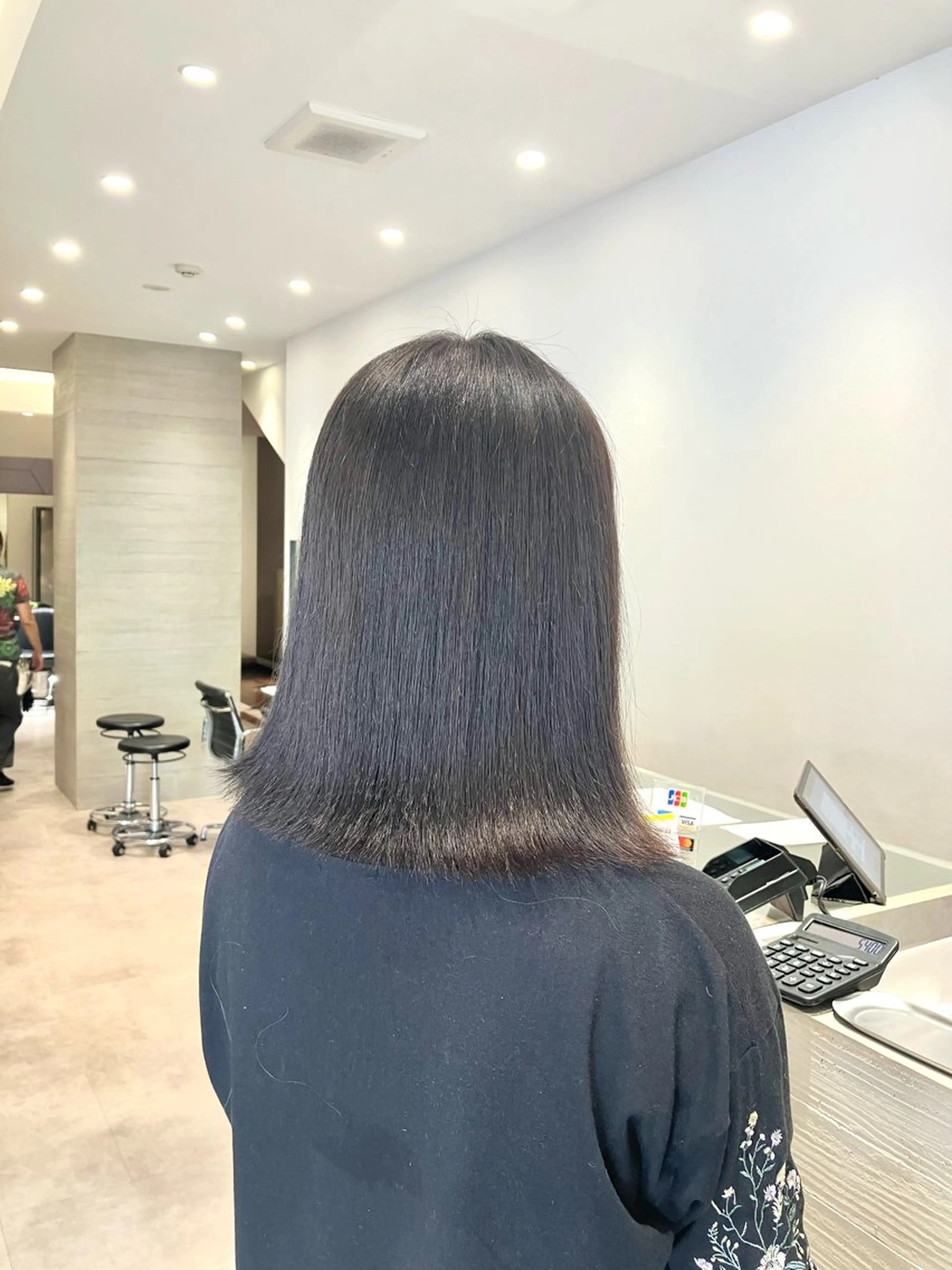 ミディアム カラー 外ハネヘア サキ🤍ハイトーン 🩰くびれ巻きヘアのヘアスタイル
