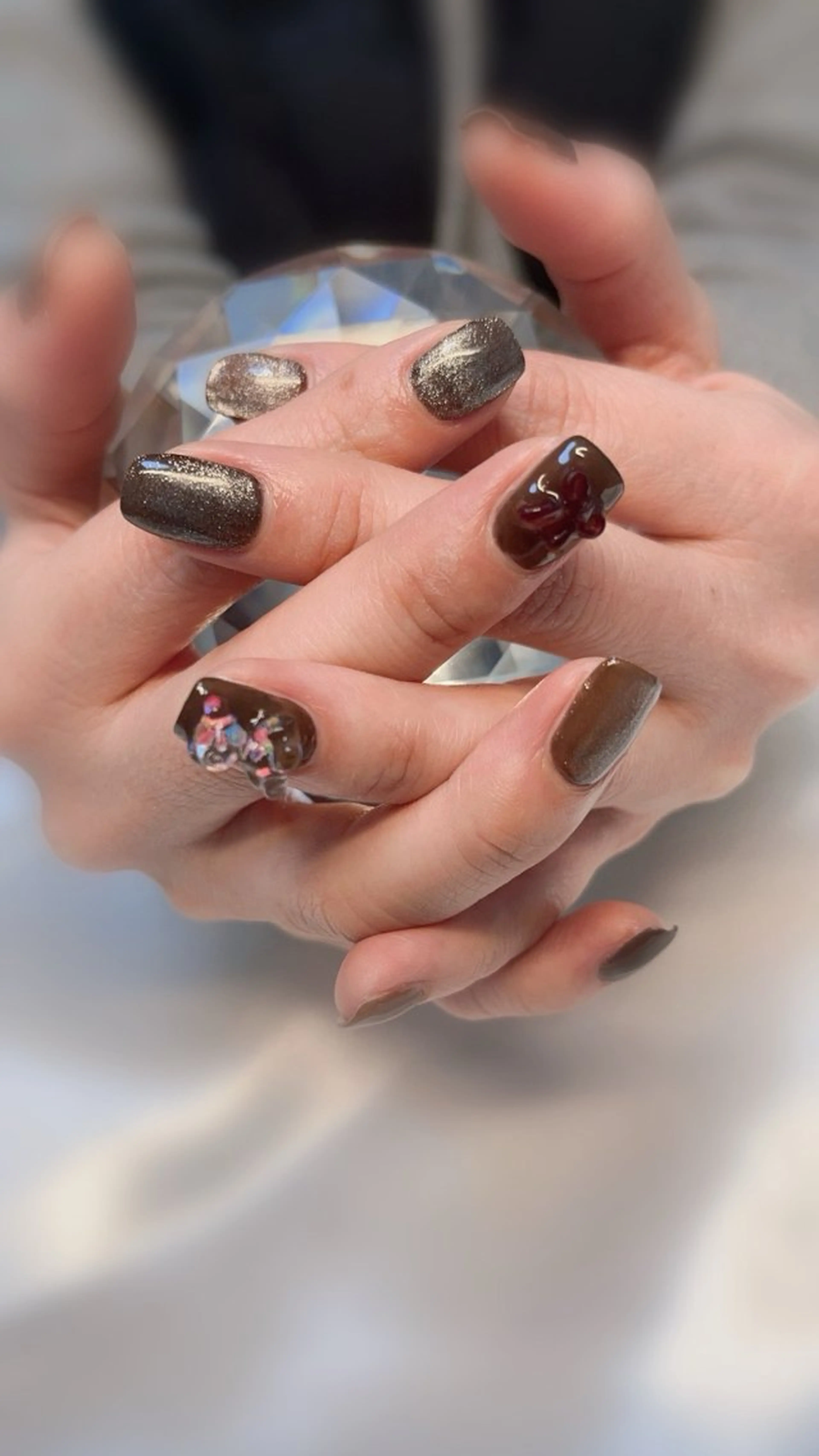 ネイル マグネットネイル 赤色 リボン ek.nail⭐︎ kanaのネイルデザイン