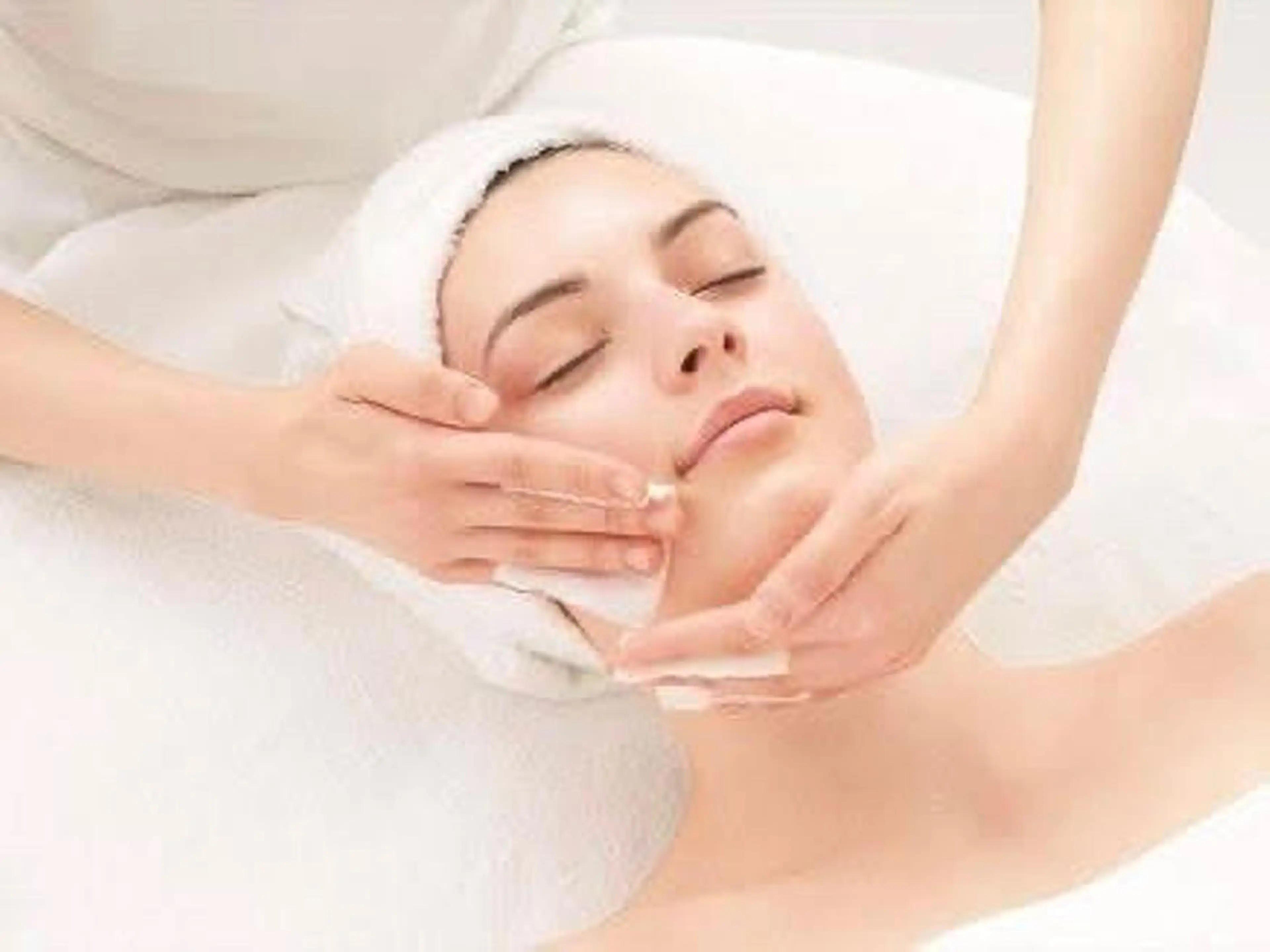 【すっきり小顔】表情筋を動かし、マイクロカレントパックでお肌を整えていくコースの写真