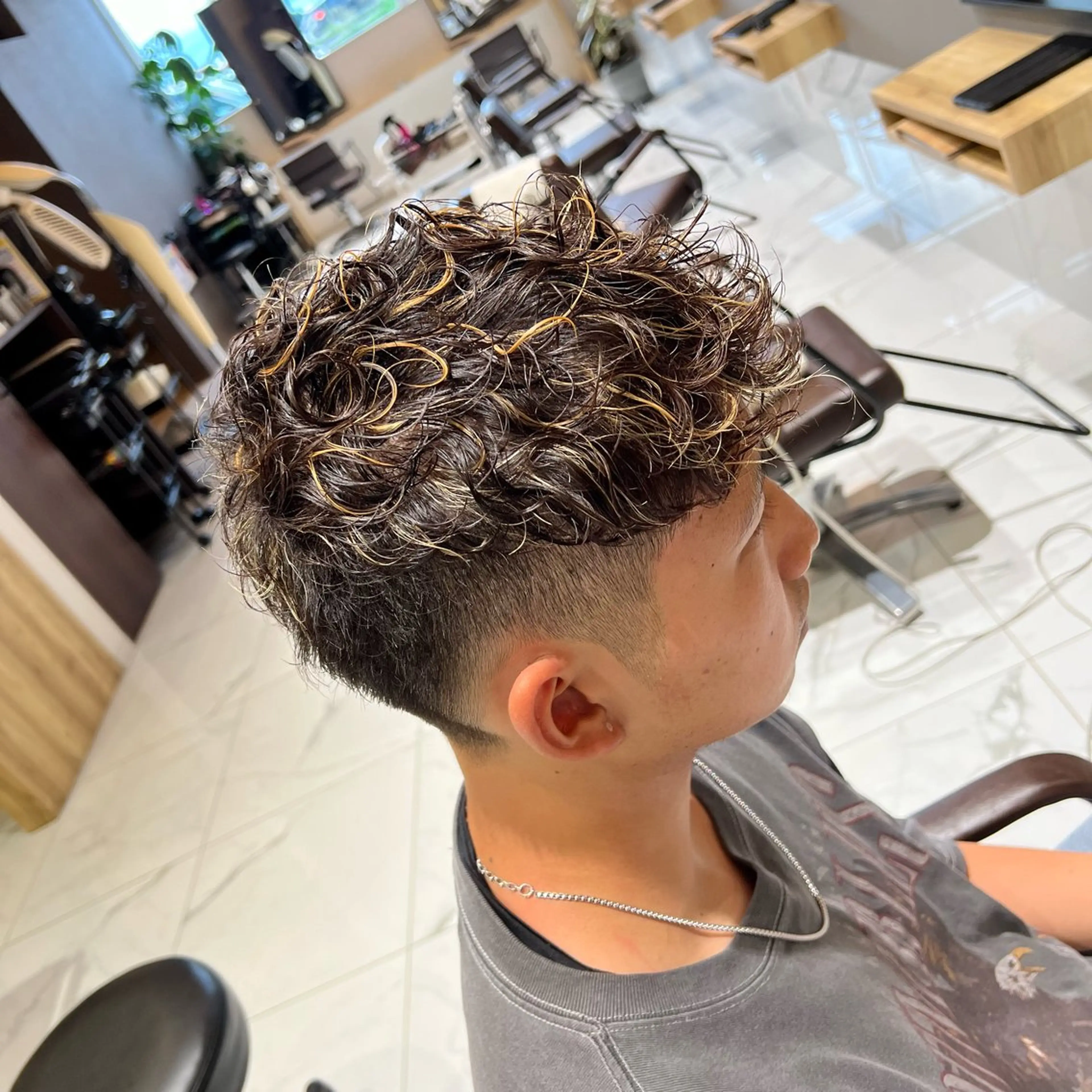 メンズ メンズハイライト スペインカール カット パーマ ルクール喜多町店 こむろのヘアスタイル