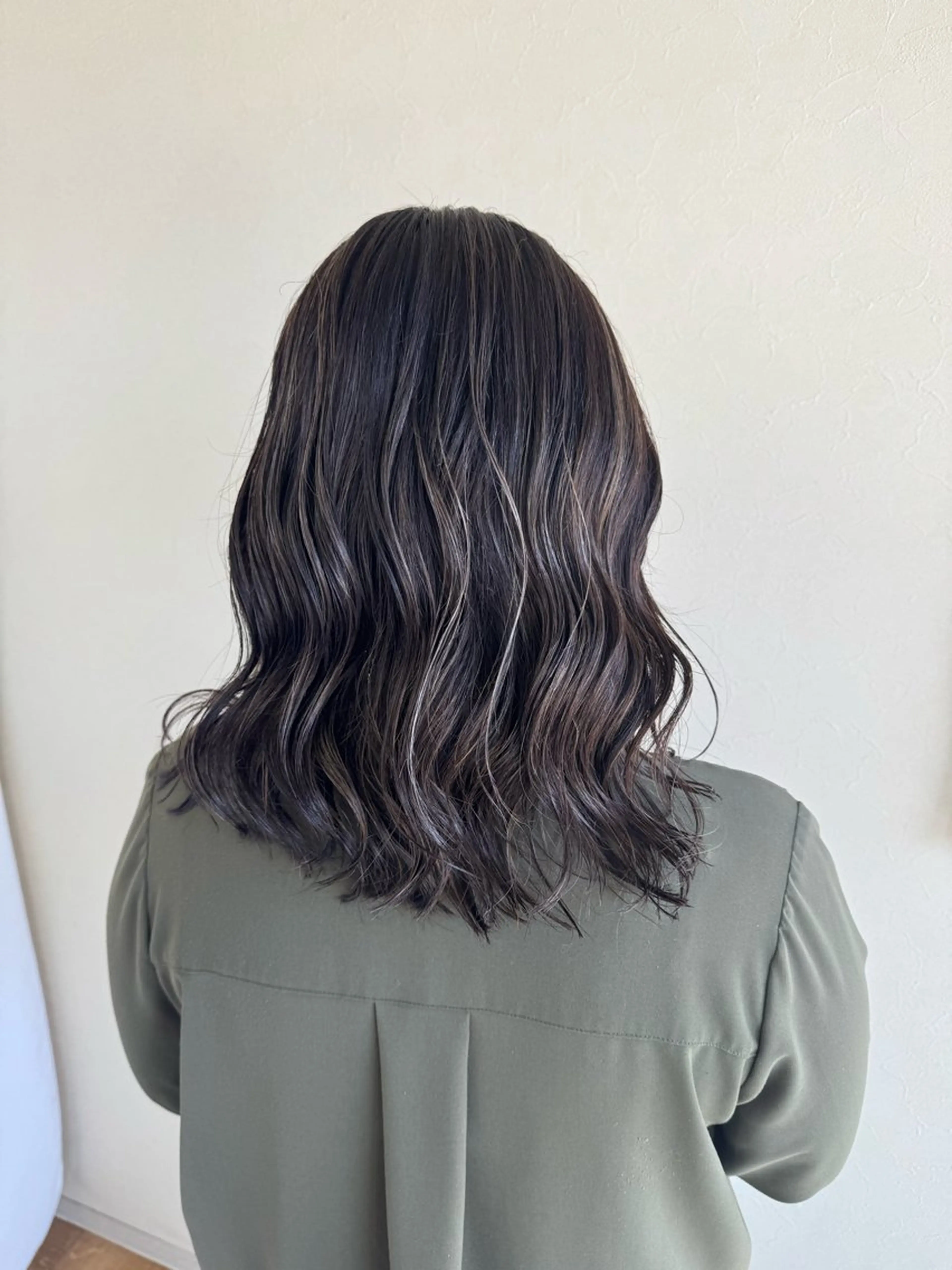ミディアム カラー グレージュ ハイライトカラー ハイライト ハイライトカラー✨ グレージュ✨鎌倉光洋のヘアスタイル