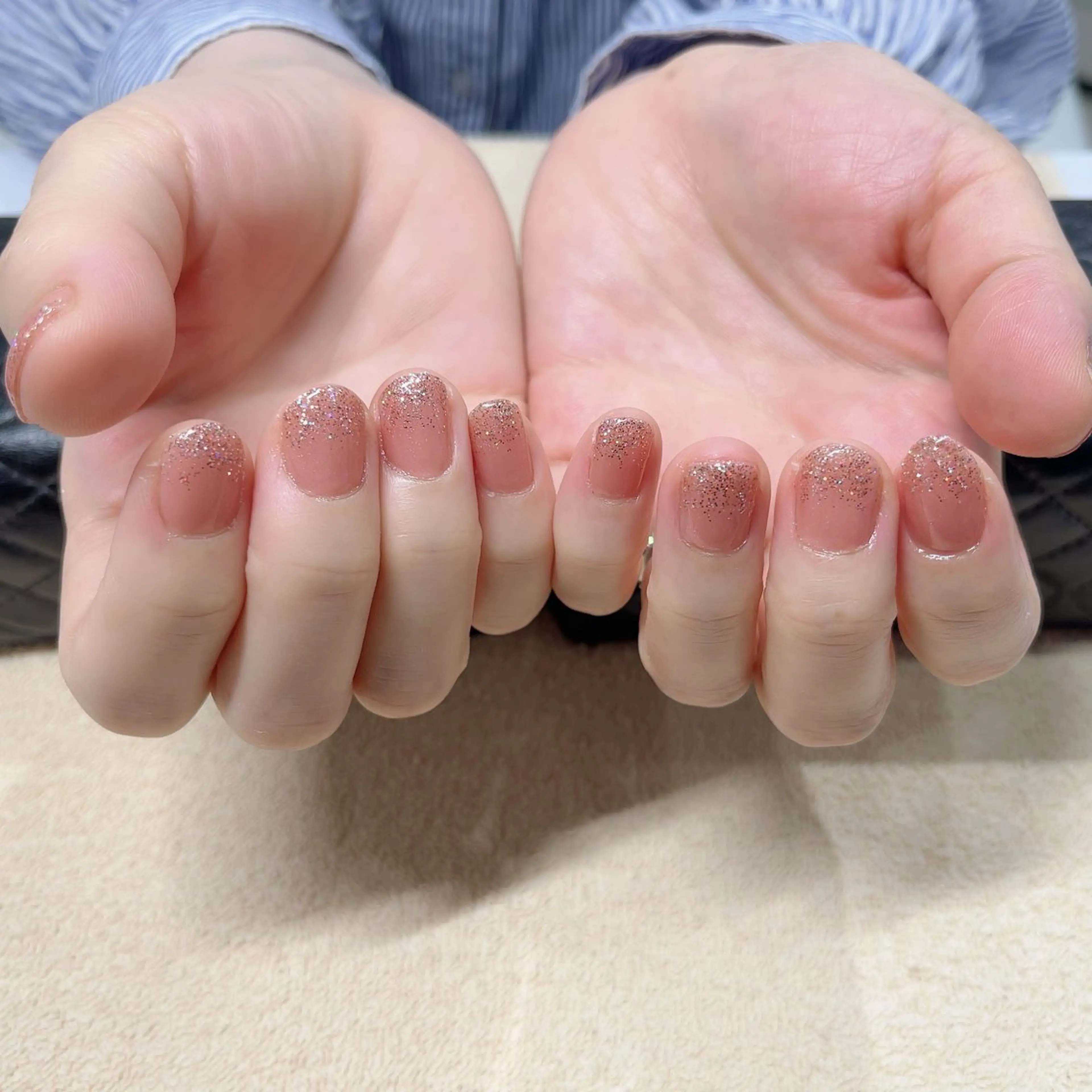 ネイル グラデーション ラメ(グリッター) ラメグラデーション ハンドネイル M's Beautysalon所属・M's 新小岩  Yunaのマツエク・マツパデザイン
