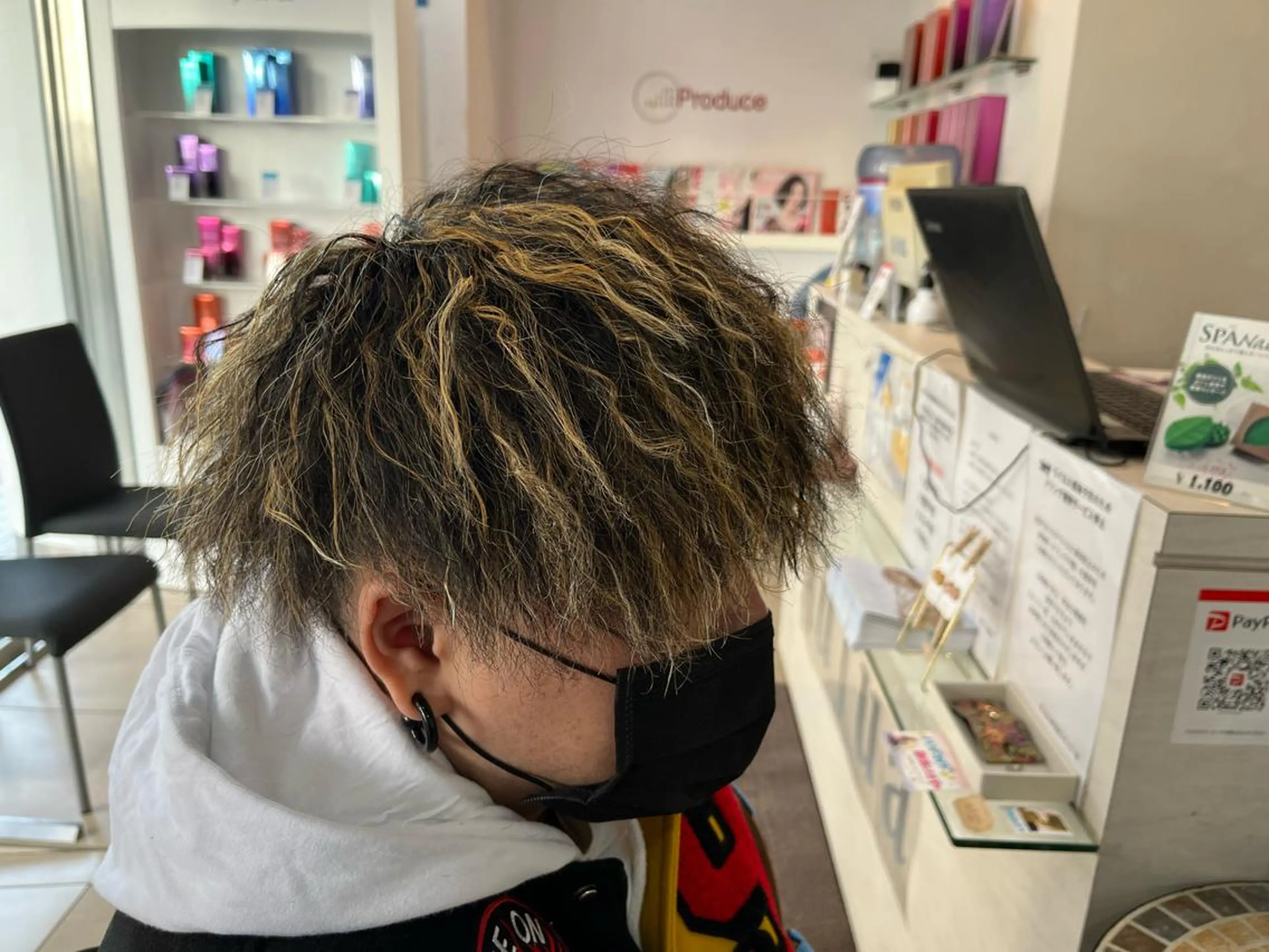 ミディアム カラー パーマ メンズ ミディアムパーマ メンズハイライト メンズパーマ ハイライトカラー ハイライト カット ヘアカラー パーマ 毛流れヘアの達人 店長　須田龍世のヘアスタイル