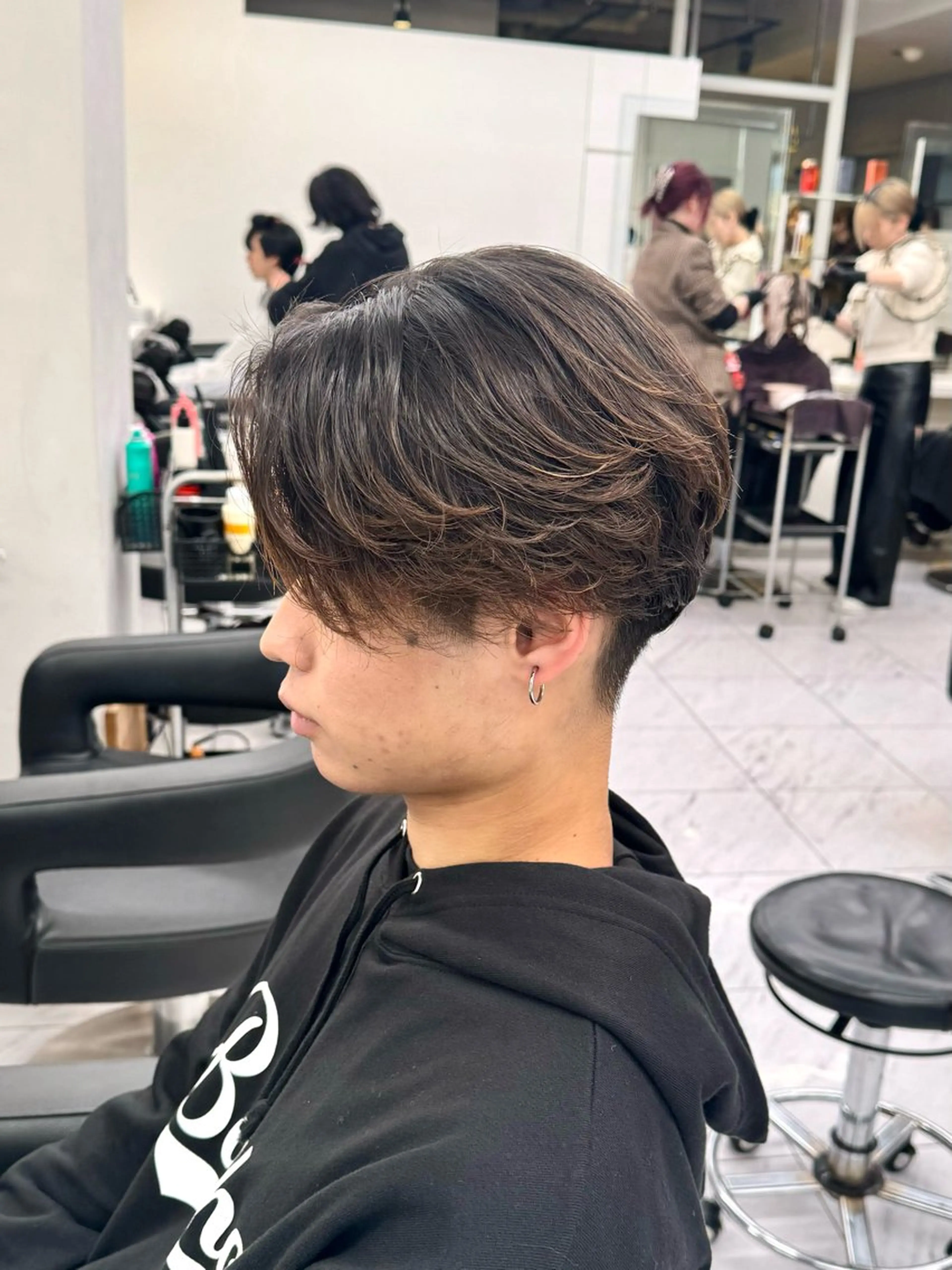 ショート パーマ ヘアアレンジ メンズ フェザーパーマ メンズパーマ ヘアカラー パーマ トリートメント ヘアセット 顔まわりカット の達人のヘアスタイル