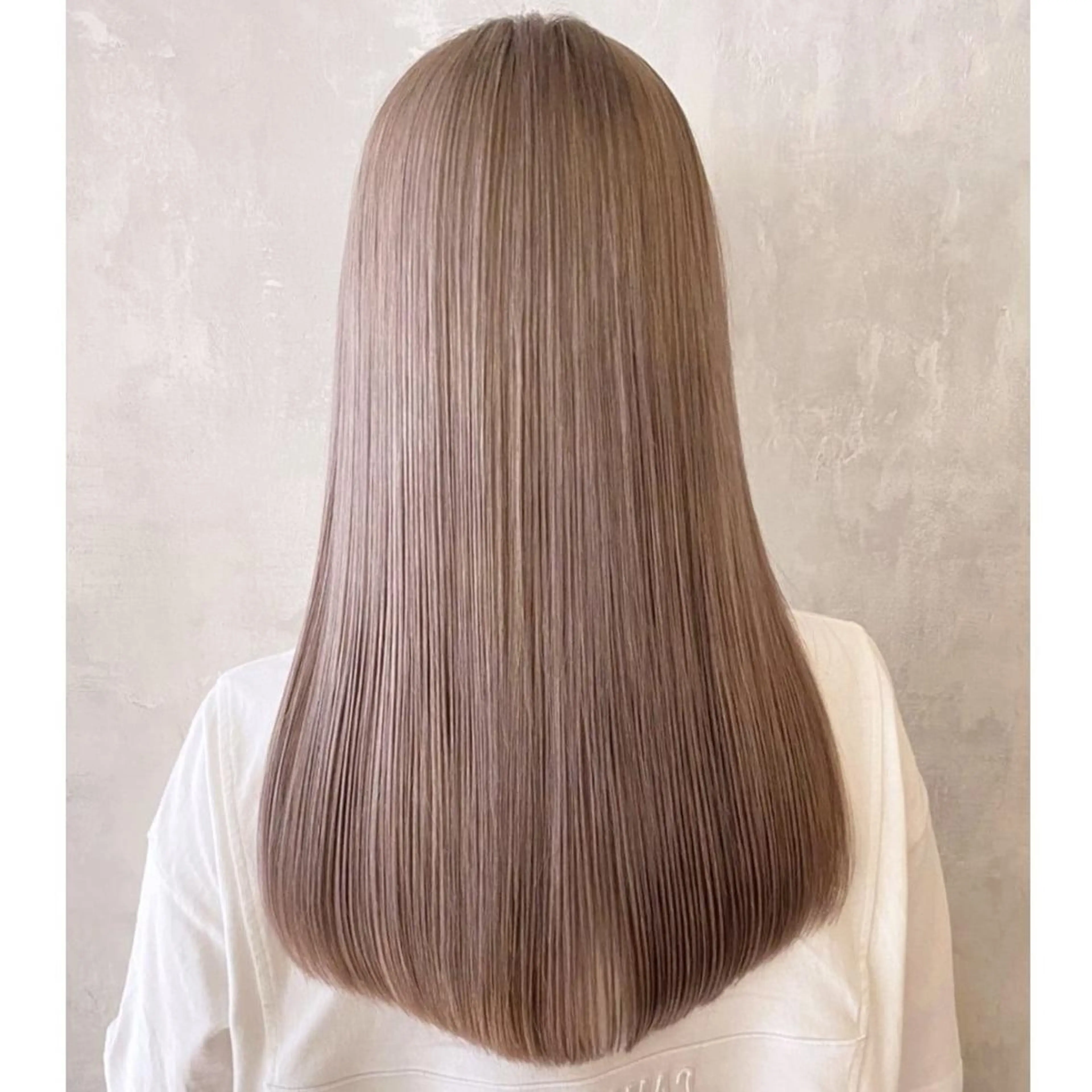 ロング パーマ カラー ベージュカラー ホワイトベージュ ロング カット ヘアカラー トリートメント ITbyALBUM 下北沢店のヘアスタイル