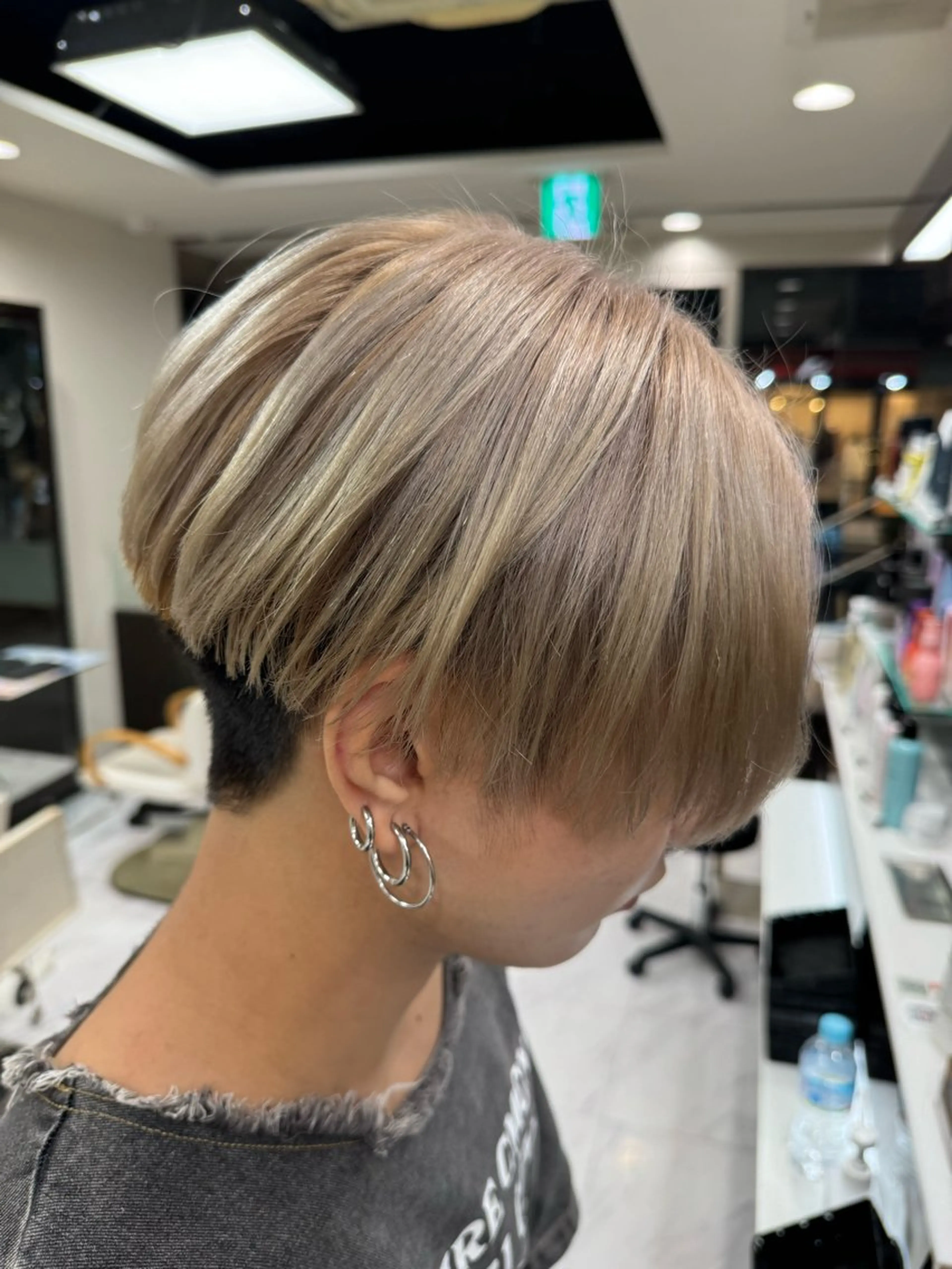 ショート カラー ヘアアレンジ メンズ メンズブリーチ センターパート メンズハイライト メンズハイトーン メンズインナーカラー カット ヘアカラー トリートメント 目黒 碧人のヘアスタイル