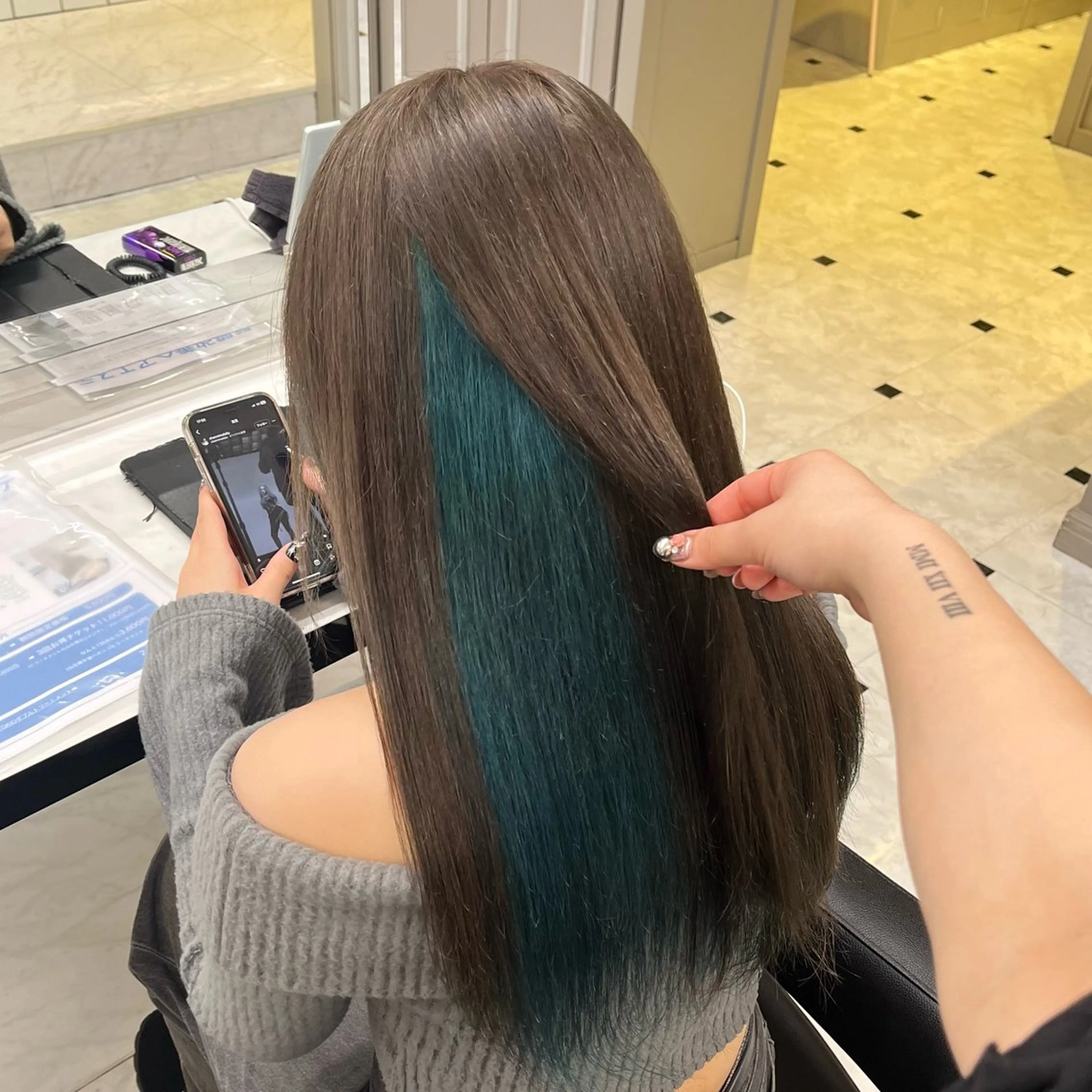 セミロング カラー ヘアアレンジ 🍒透明感カラー🌨 🥕ハイトーンカラーのヘアスタイル