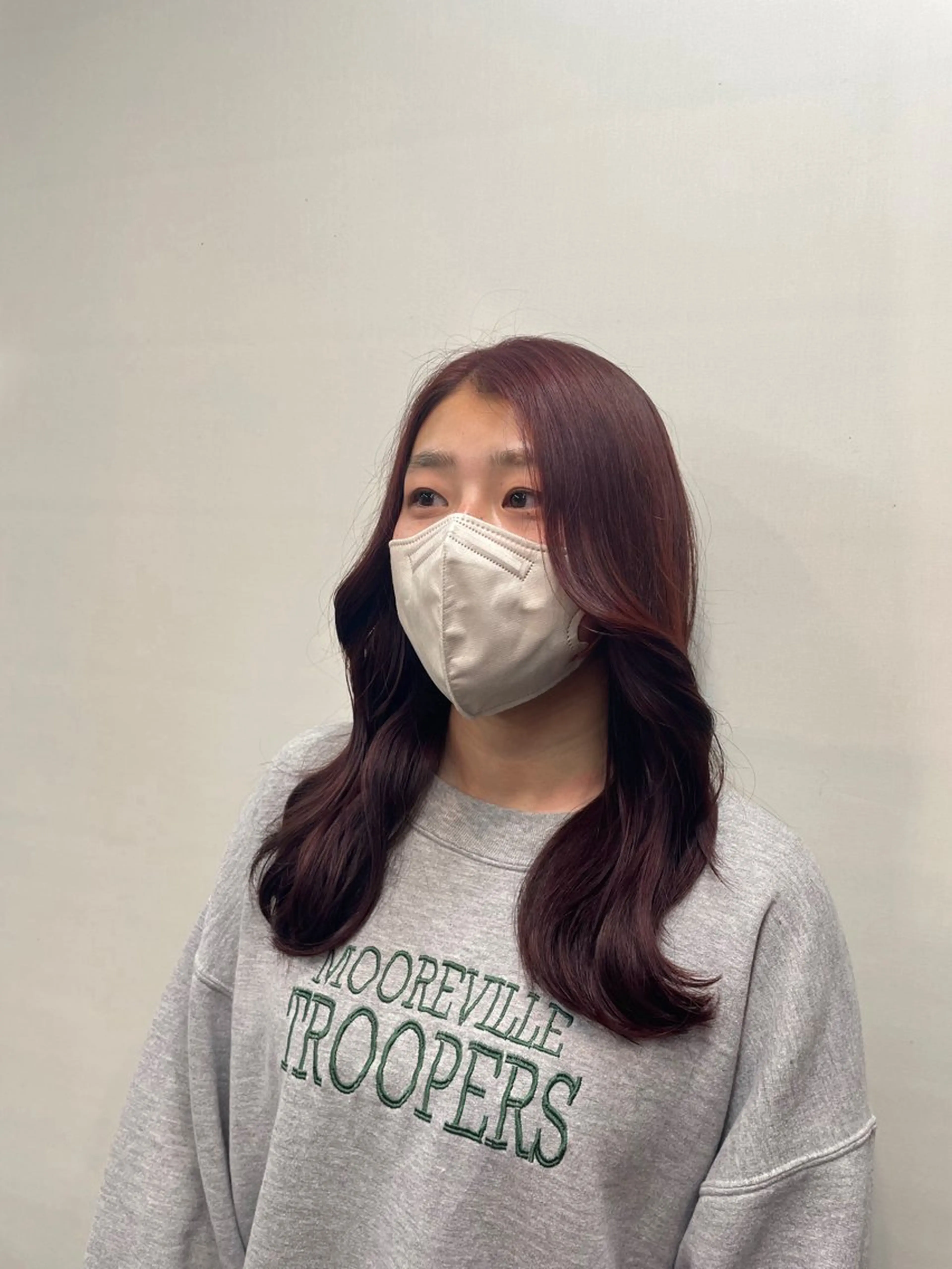 ロング カラー ブリーチ ボルドーカラー ブリーチなしカラー 顔周りカット 韓国風ヘア 手塚 由佳のヘアスタイル