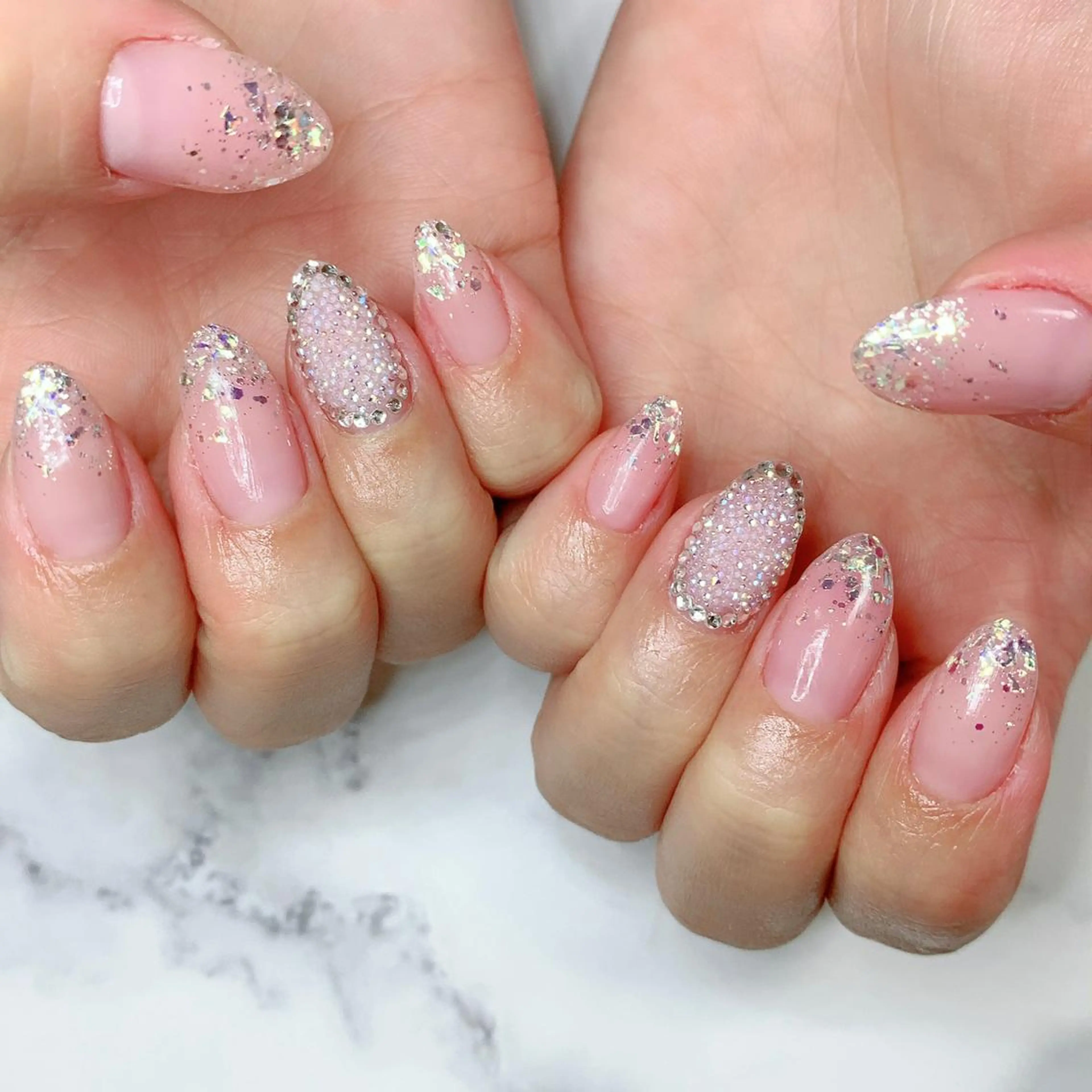 セミロング ネイル グラデーション ラメ(グリッター) ピンク シンプルネイル ハンドネイル R nailのネイルデザイン