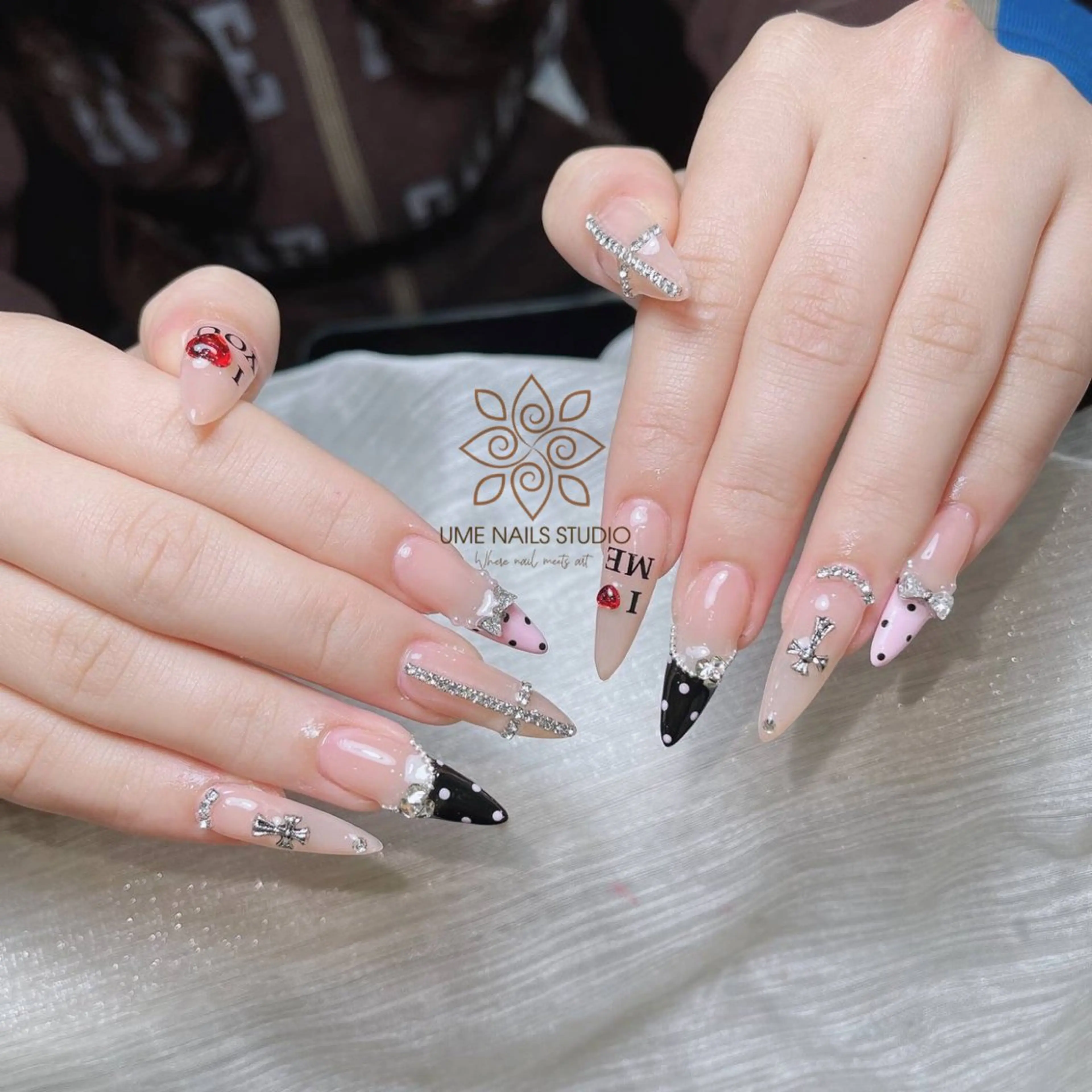 ネイル チークネイル クリアネイル ガーリー キラキラネイル 韓国ネイル ハンドネイル Ume Nail Studioのネイルデザイン