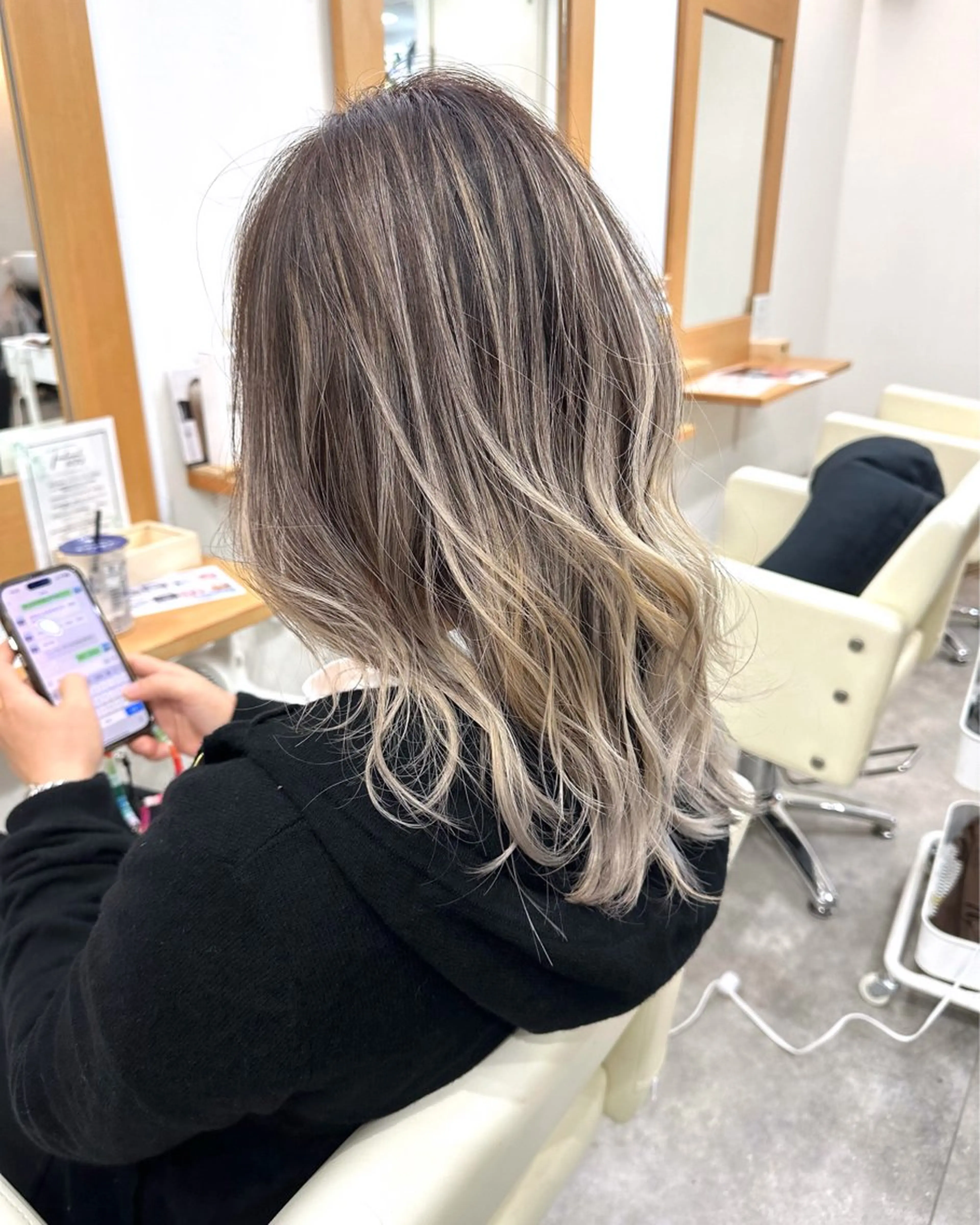 セミロング カラー ヘアアレンジ バレイヤージュ ベージュカラー 透明感カラー デザインカラー グラデーションカラー カット ヘアカラー SALOWIN京都河原町Suite店所属・外国人風レイヤー/ ハイトーンSHUのヘアスタイル