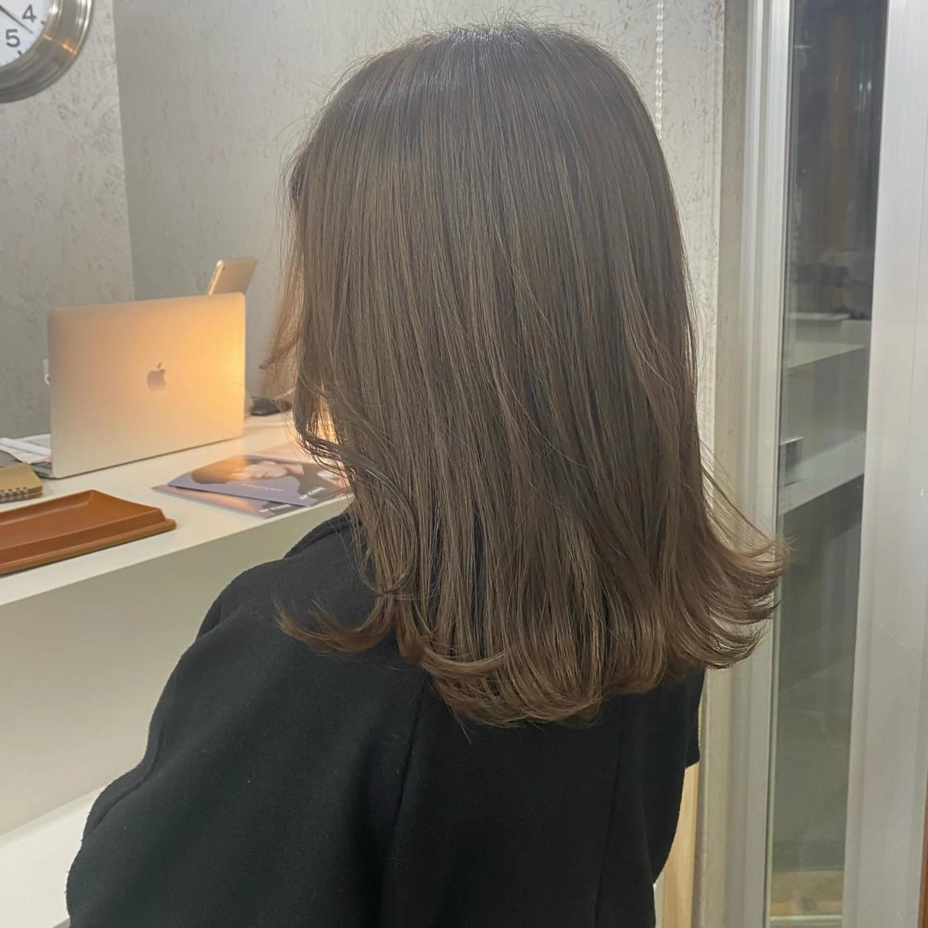 セミロング カラー ベージュカラー ヘアカラー en⁺ trust所属・山口 麗音のヘアスタイル