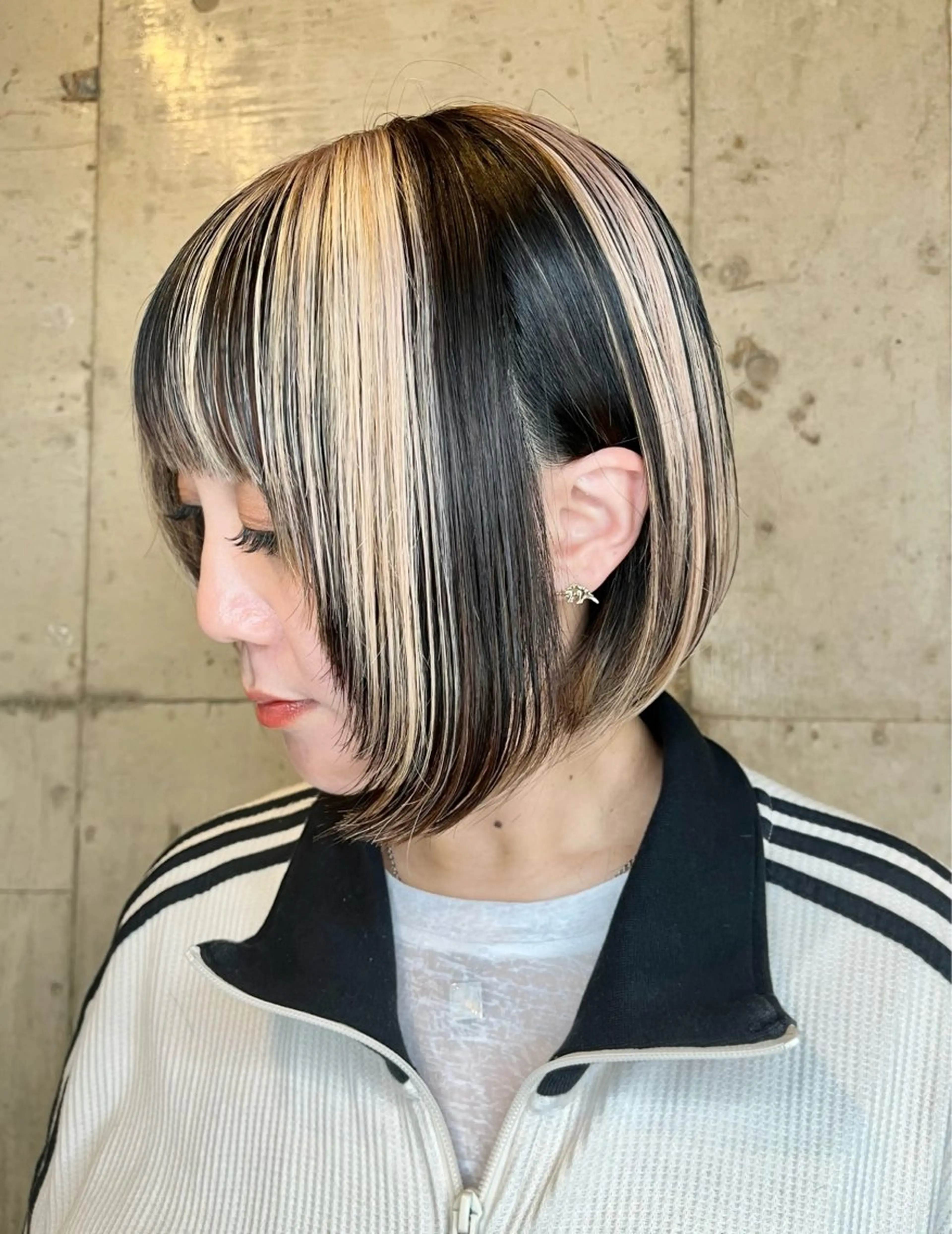 ミディアム カラー ボブレイヤー ベージュカラー ブロンド ハイライトカラー ホワイトベージュ ヘアカラー direction所属・派手髪デザインカラー ヒロカのヘアスタイル