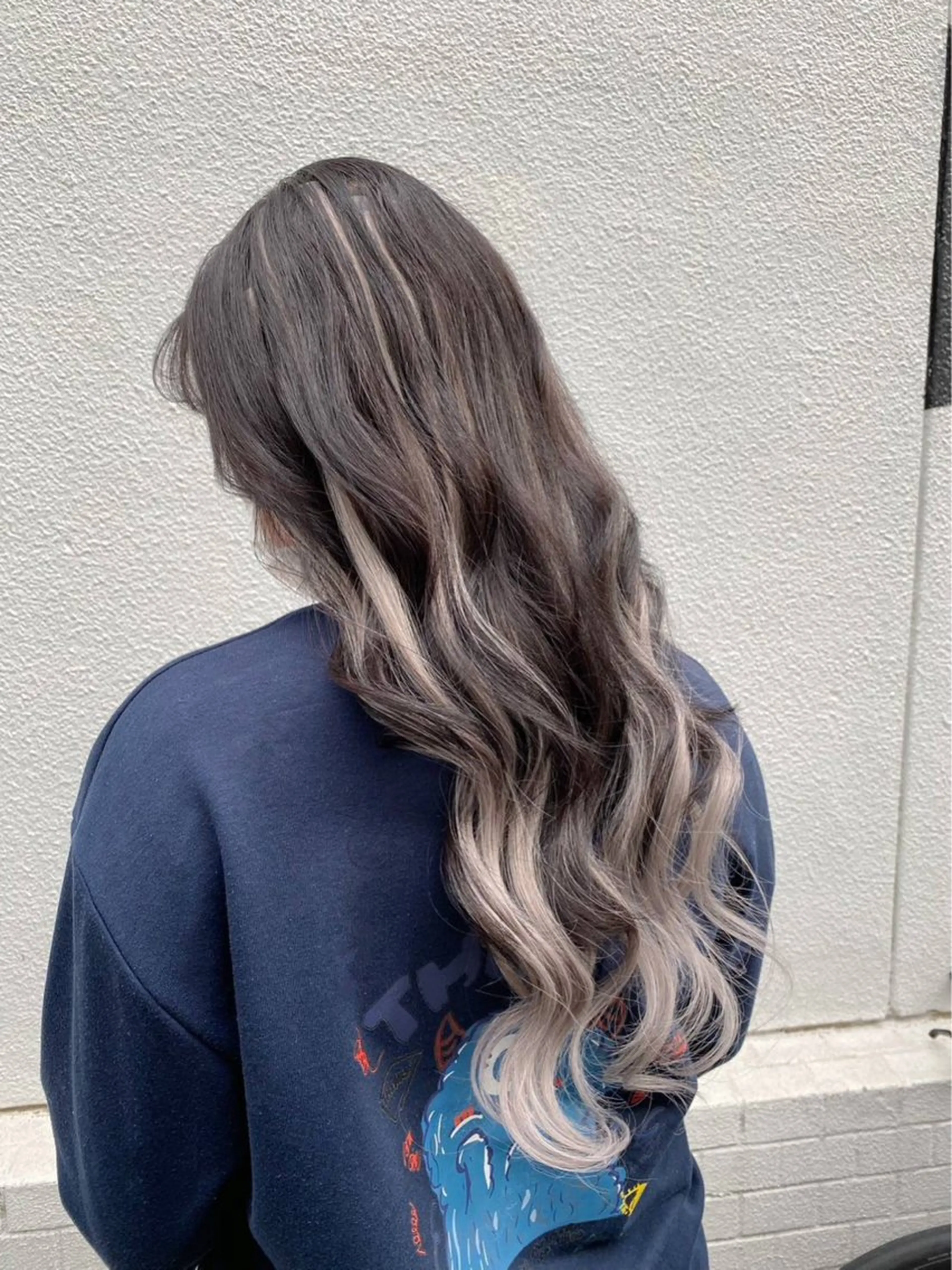 セミロング カラー シールエクステ ダークグレー デザインカラー グラデーションカラー ハイトーンカラー エクステ GLOSS 心斎橋 山上のヘアスタイル