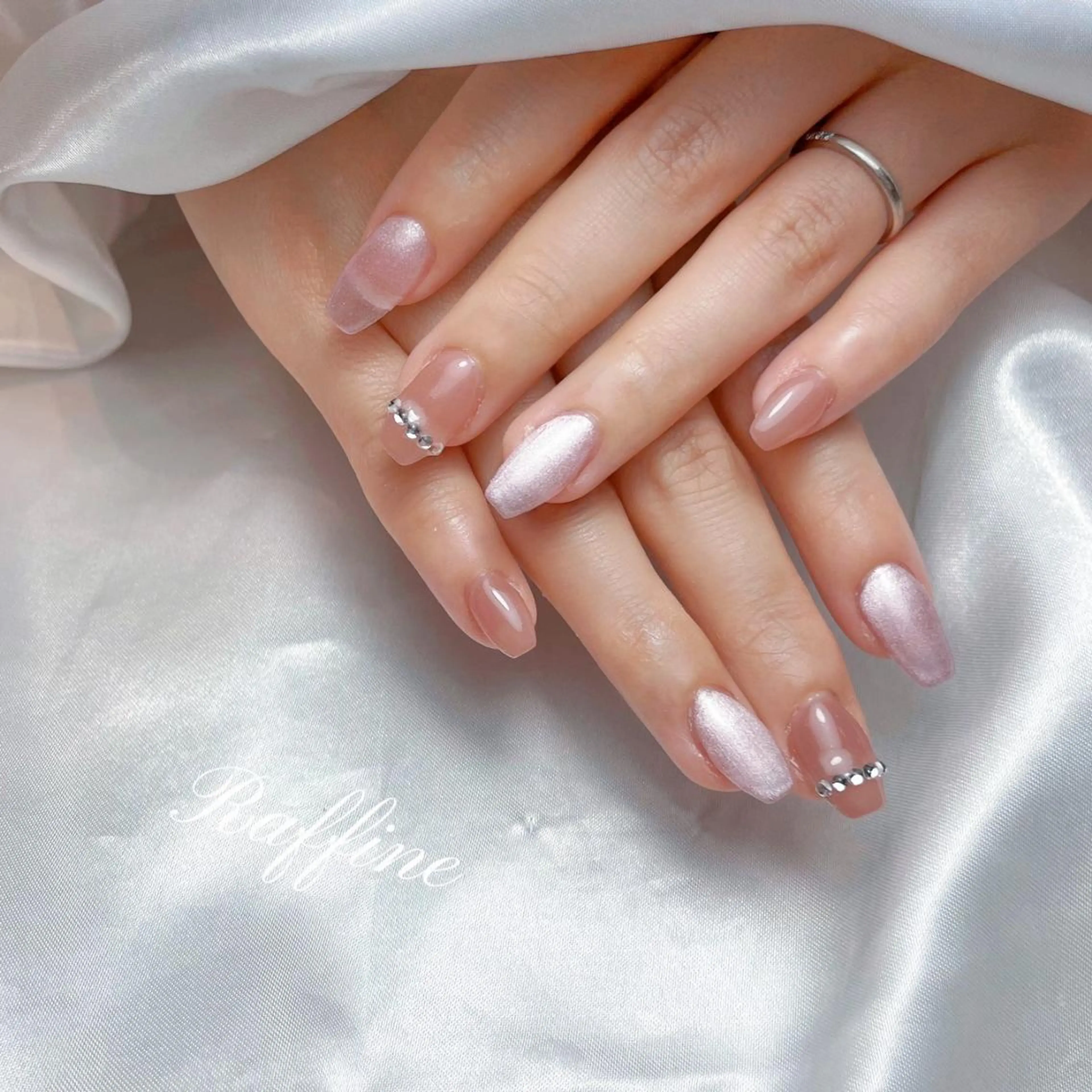 ネイル ハンドネイル RAFFINE 月🦋🩵のネイルデザイン