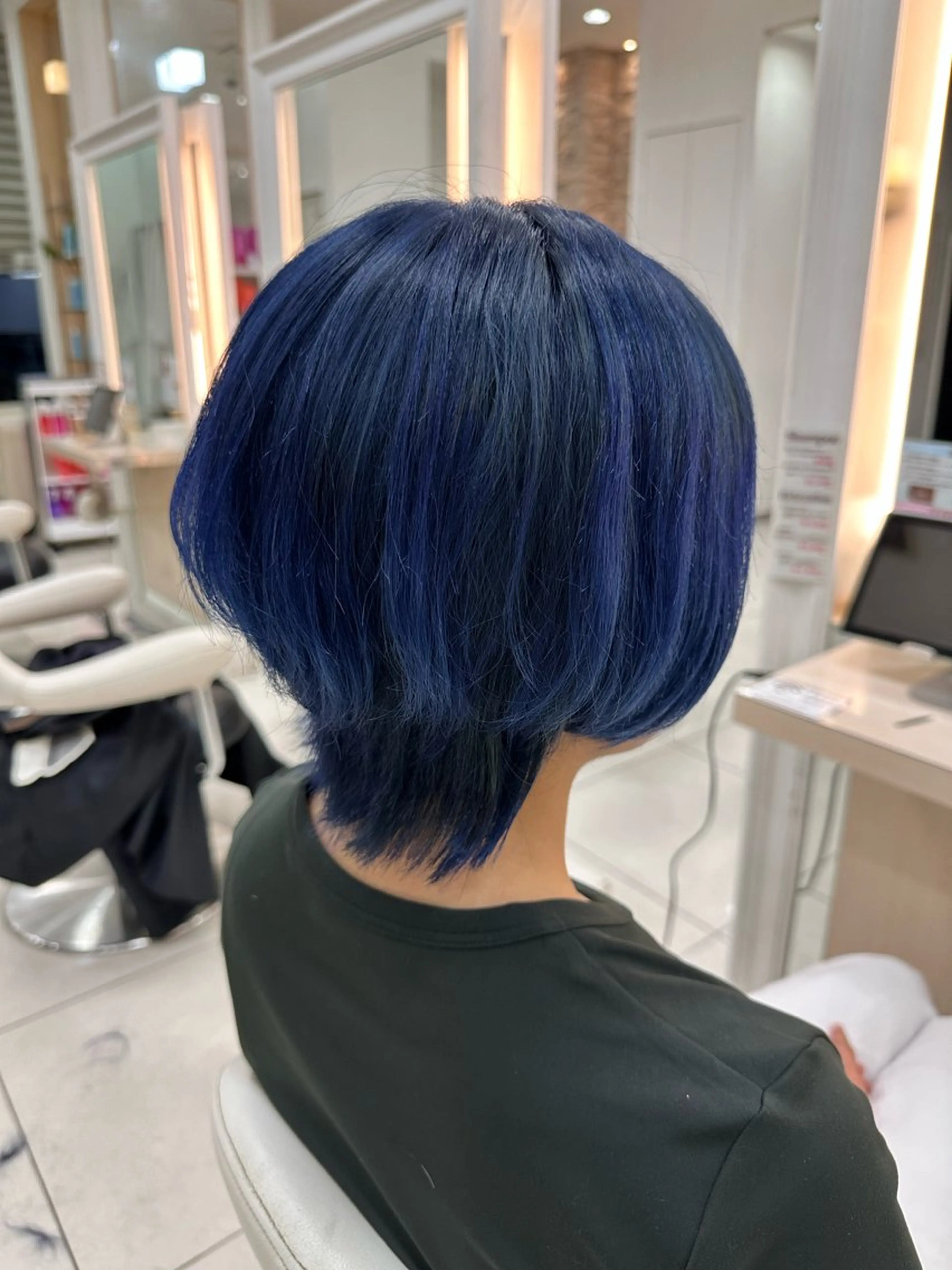 ミディアム カラー ブリーチ ブルーカラー グラデーションカラー カット ヘアカラー 伊佐 愛のヘアスタイル