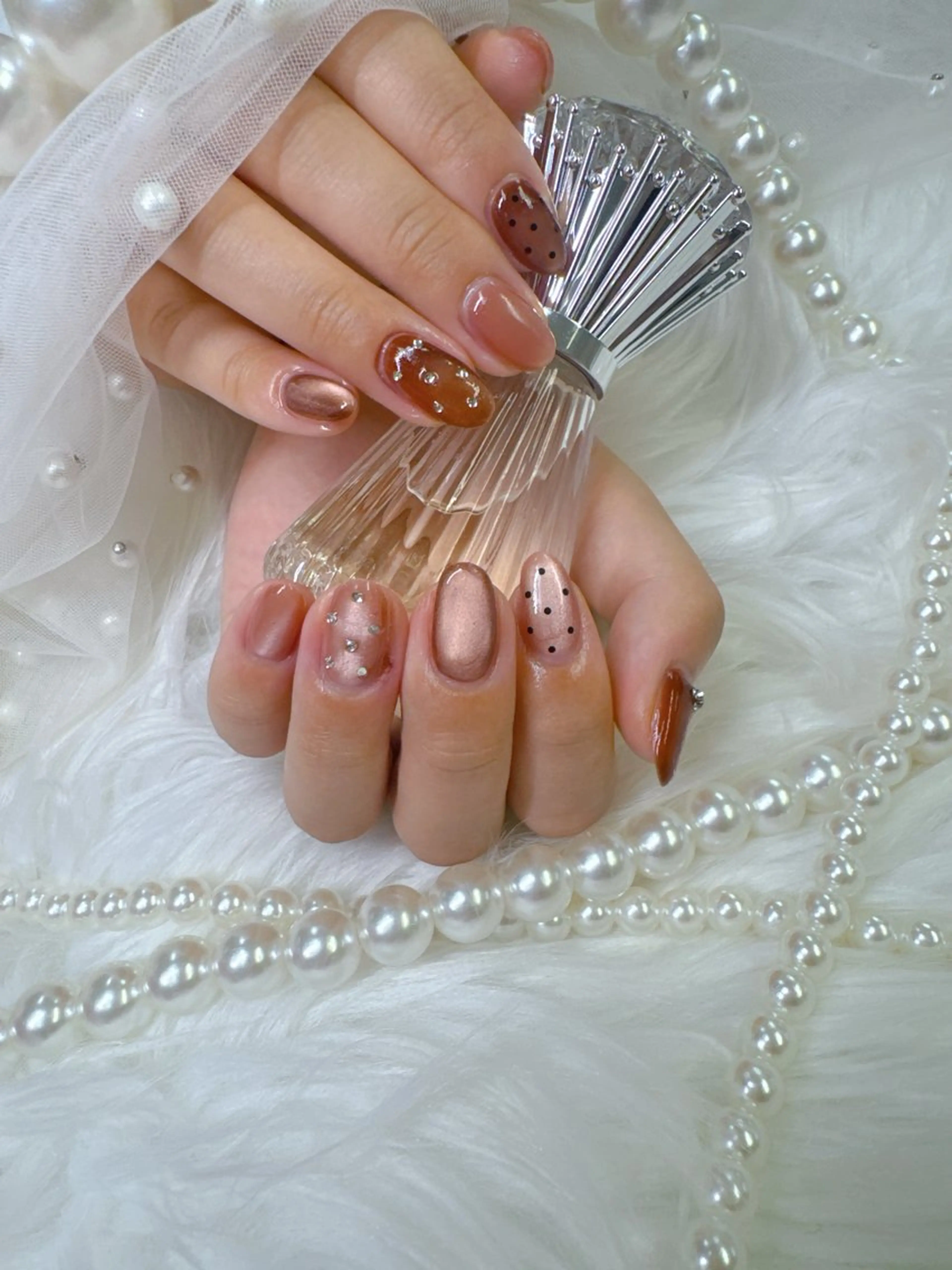 ネイル ボルドー チークネイル ドット 長さ出し フレンチネイル ハンドネイル クイーンズネイル銀座所属・Queeens nailのネイルデザイン