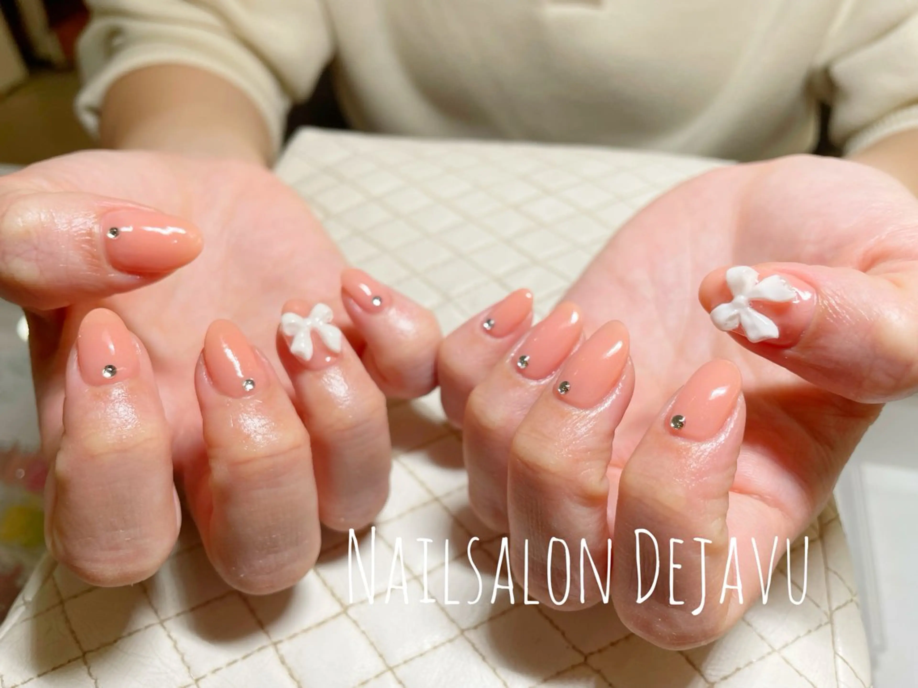 ネイル リボン ストーンネイル ハンドネイル Nailsalon Dejavu Yokosuka所属・Nailsalon Dejavuのネイルデザイン