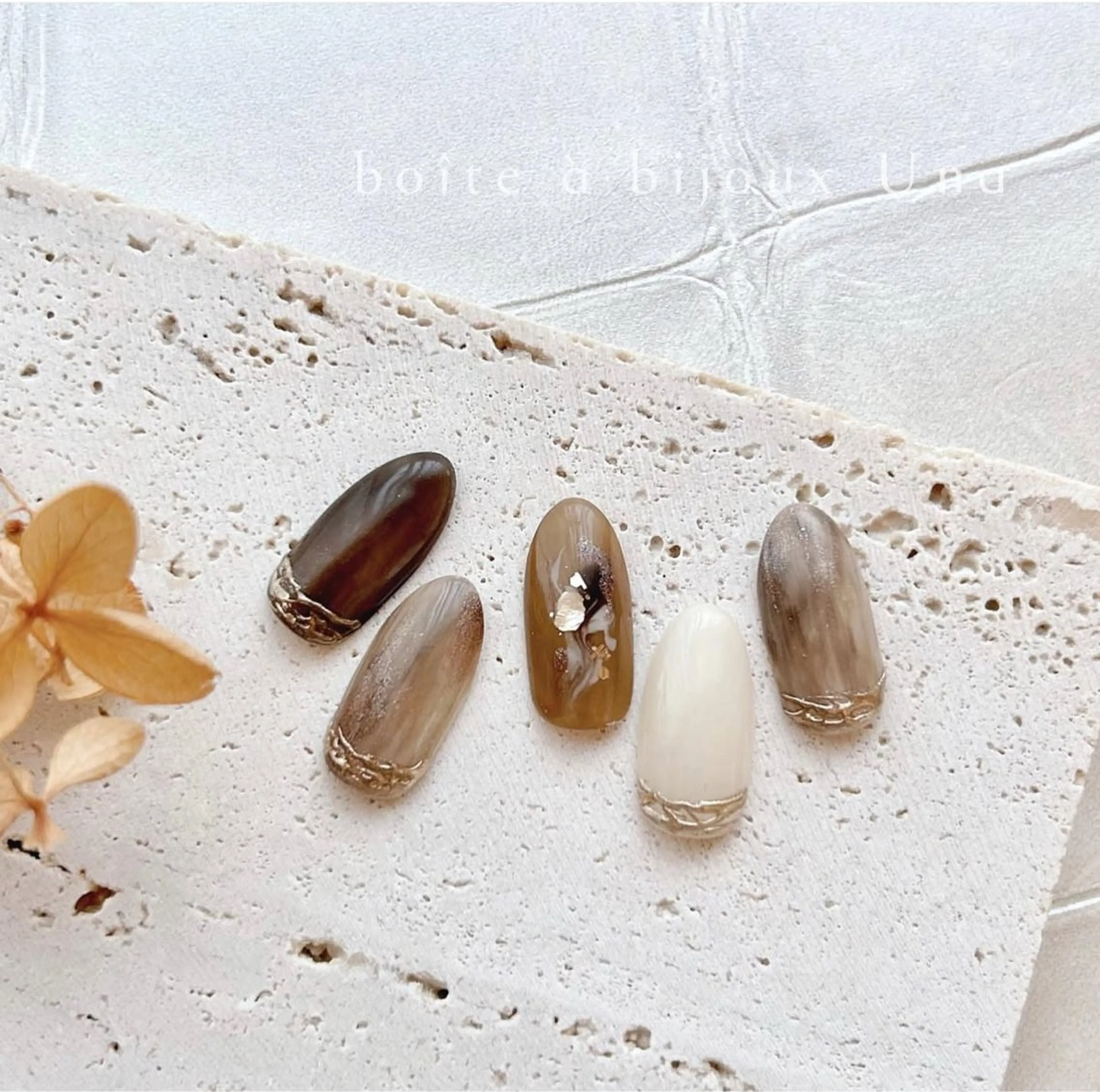 プレオープン記念！秋季限定メニュー𖤐⸝⸝꙳   ラテアートネイルの写真