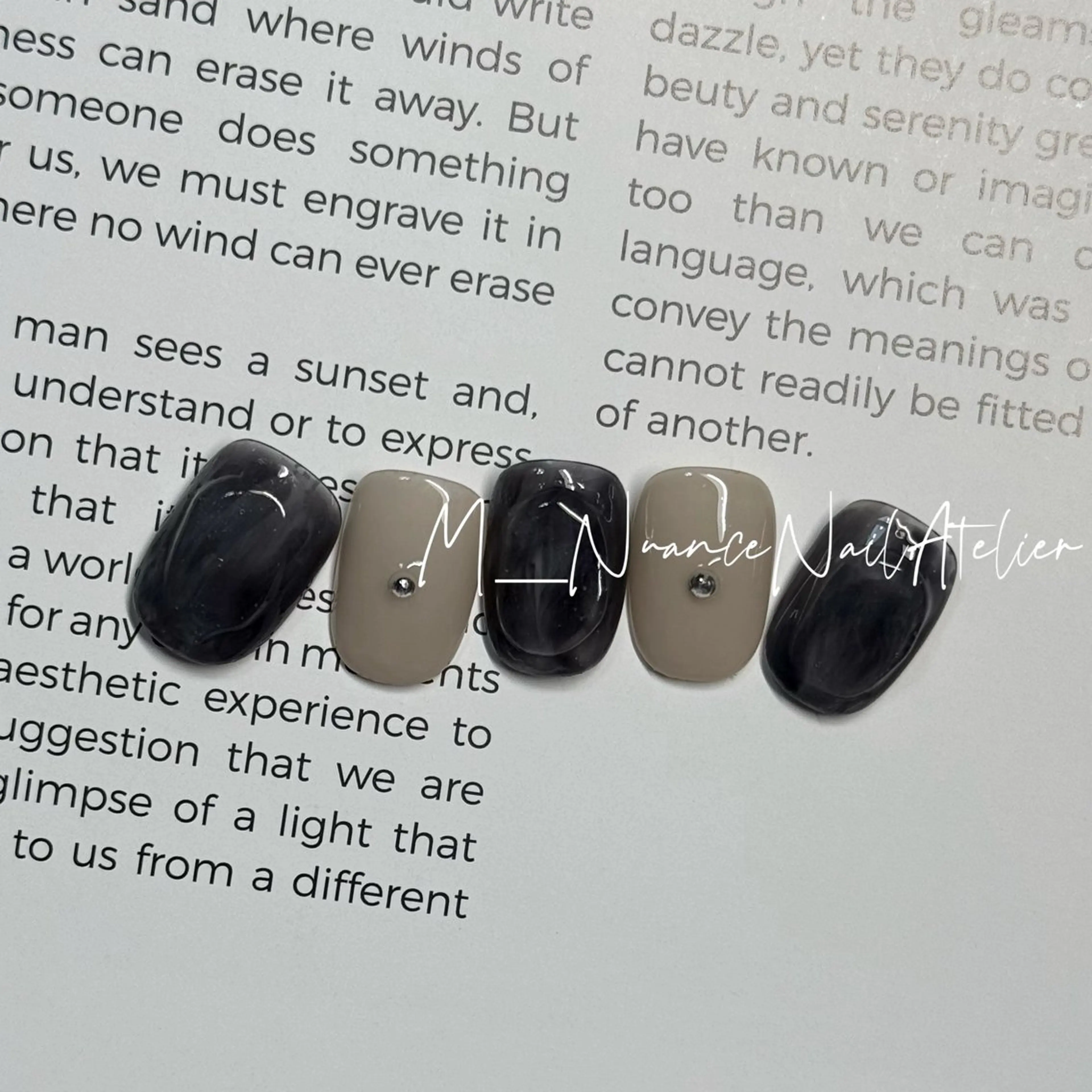 ネイル マグネットネイル ニュアンスネイル オフィスネイル シンプルネイル ハンドネイル GO TODAY横浜Solace店所属・M___nail atelierのネイルデザイン