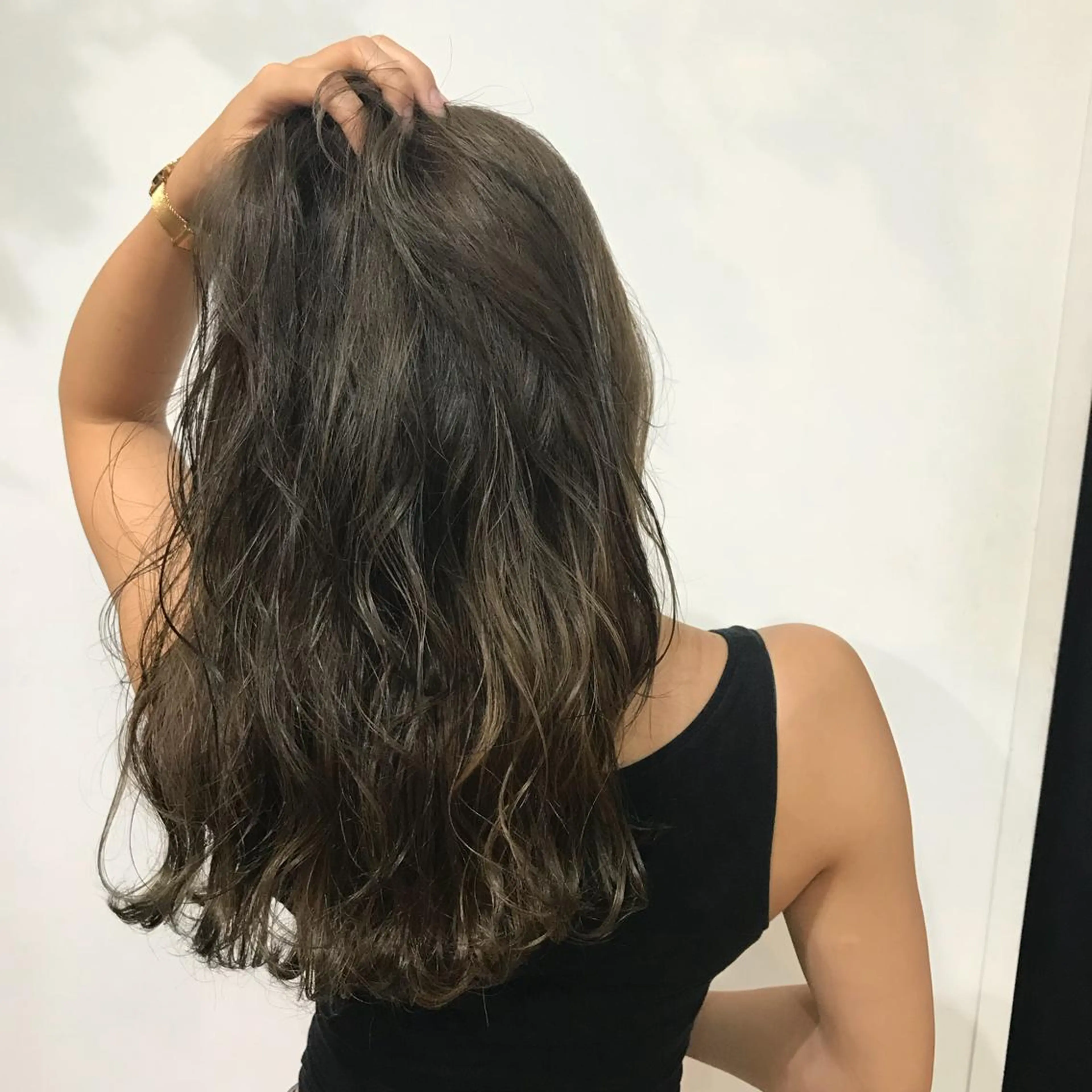 ロング カラー グレージュ ハイライトカラー カーキグレージュ ハイライト ヘアカラー トリートメント レイヤー/顔周り /AKARIのヘアスタイル