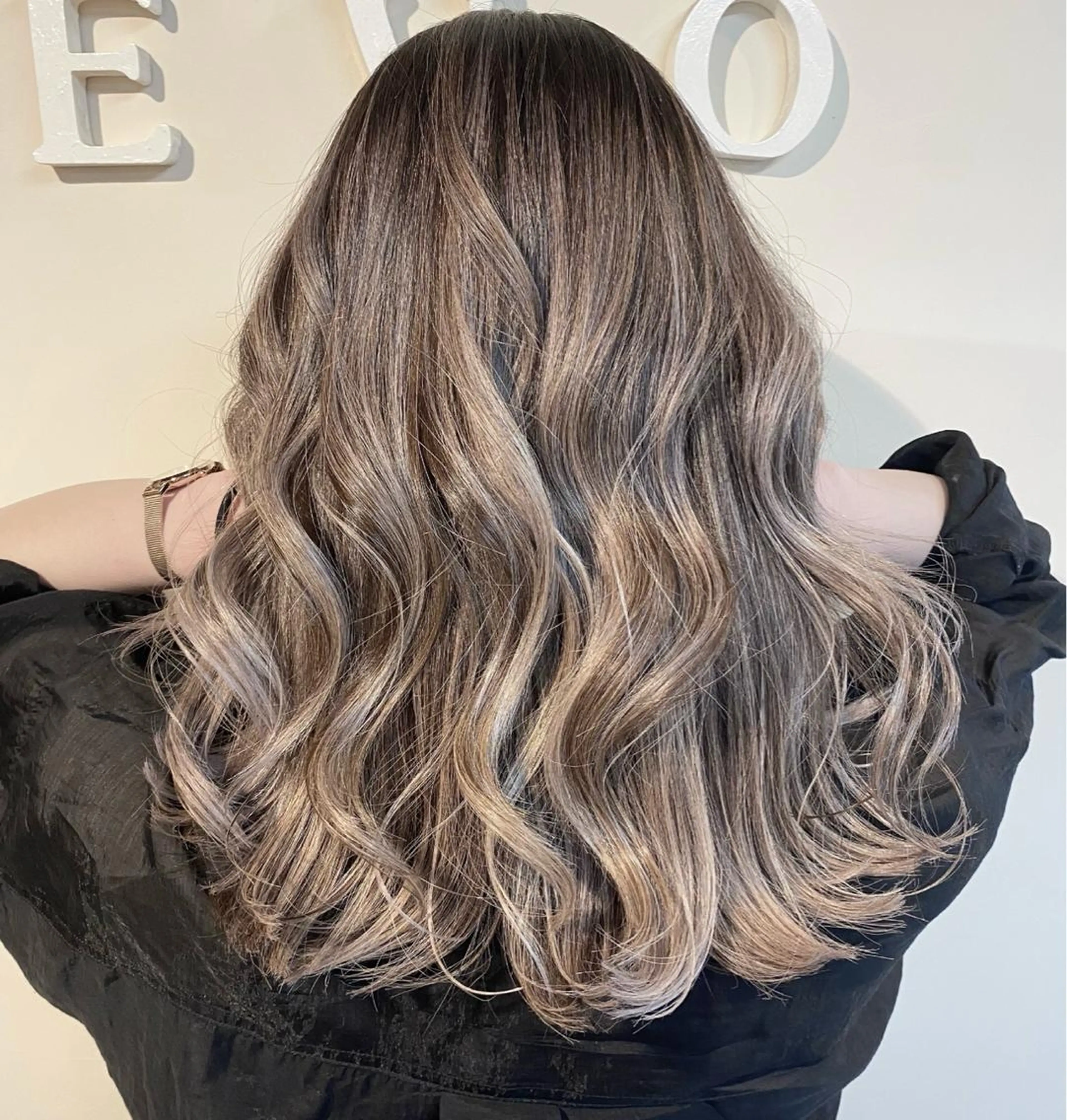 セミロング カラー ブリーチ ケアブリーチ シルバー ホワイトシルバー 🌈8月末までシャ イン輝きハイトーン✨のヘアスタイル