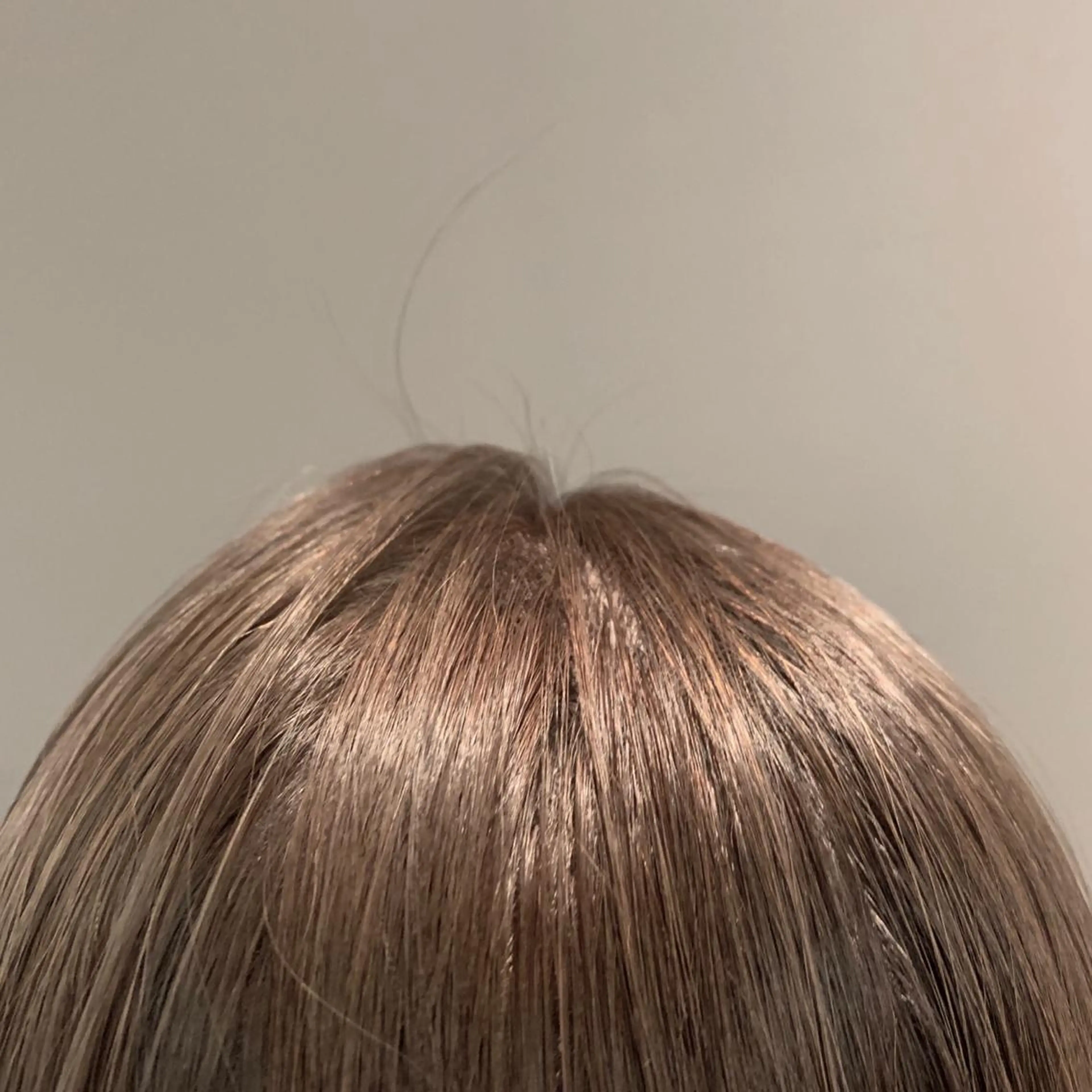 ショート カラー ベージュカラー ブリーチ Neale. yumiの眉毛・アイブロウイメージ