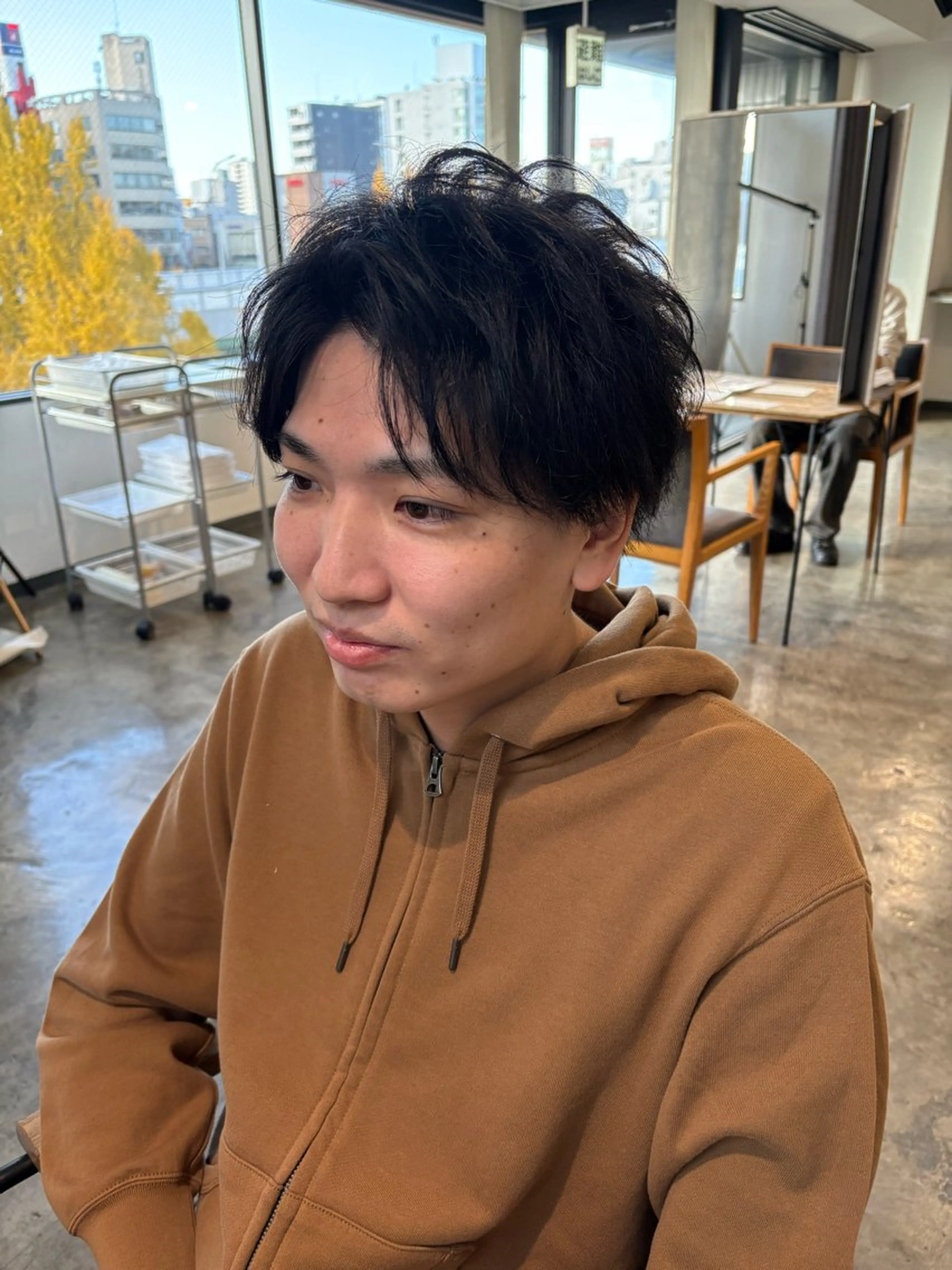 ショート メンズ センターパート ダウンパーマ フェザーパーマ カルマパーマ メンズ韓国風 フェザーパーマ癖毛 曲がる縮毛矯正森岡のヘアスタイル