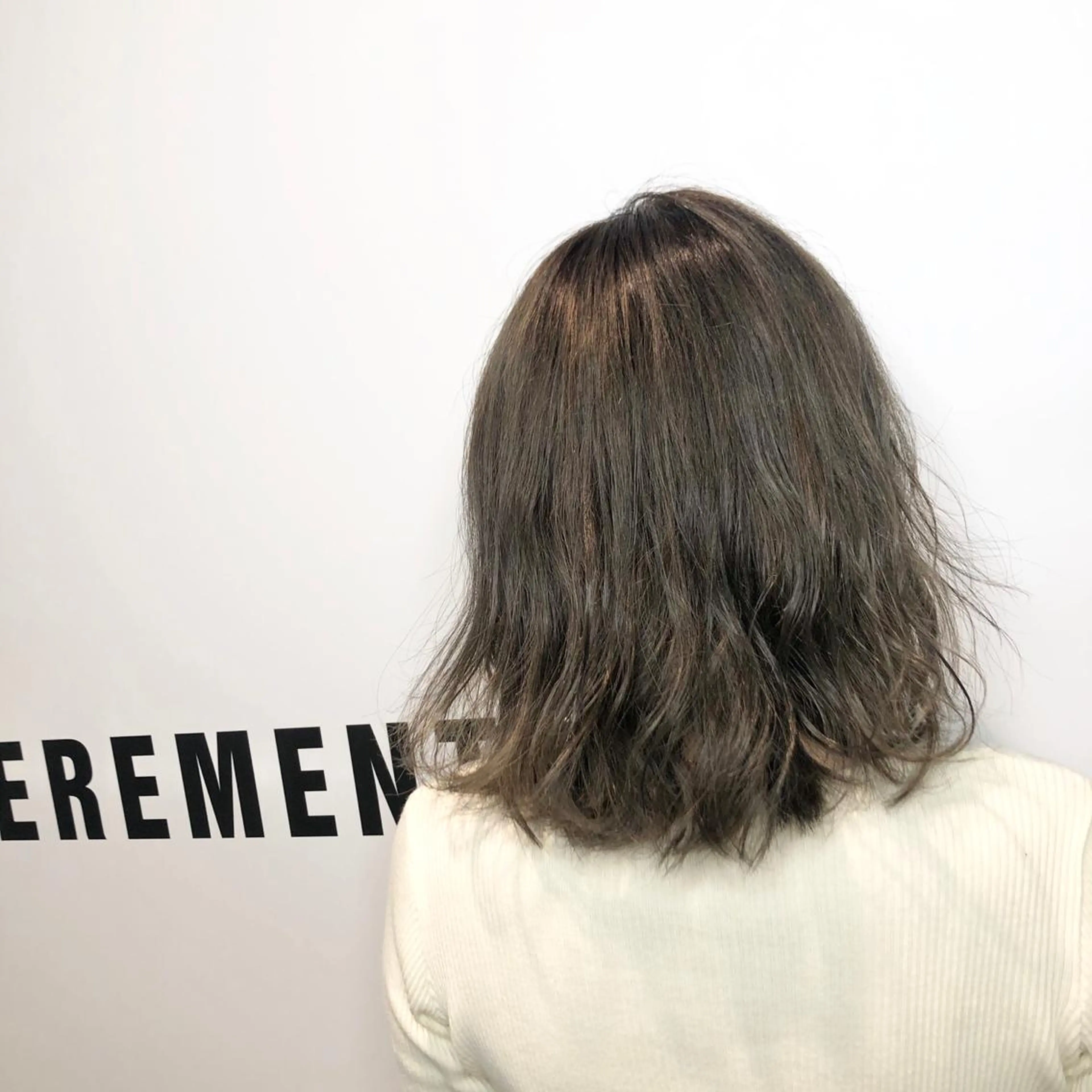 ミディアム カラー ブリーチ グレージュ カーキグレージュ ヘアカラー トリートメント 宮下 愛璃紗のヘアスタイル