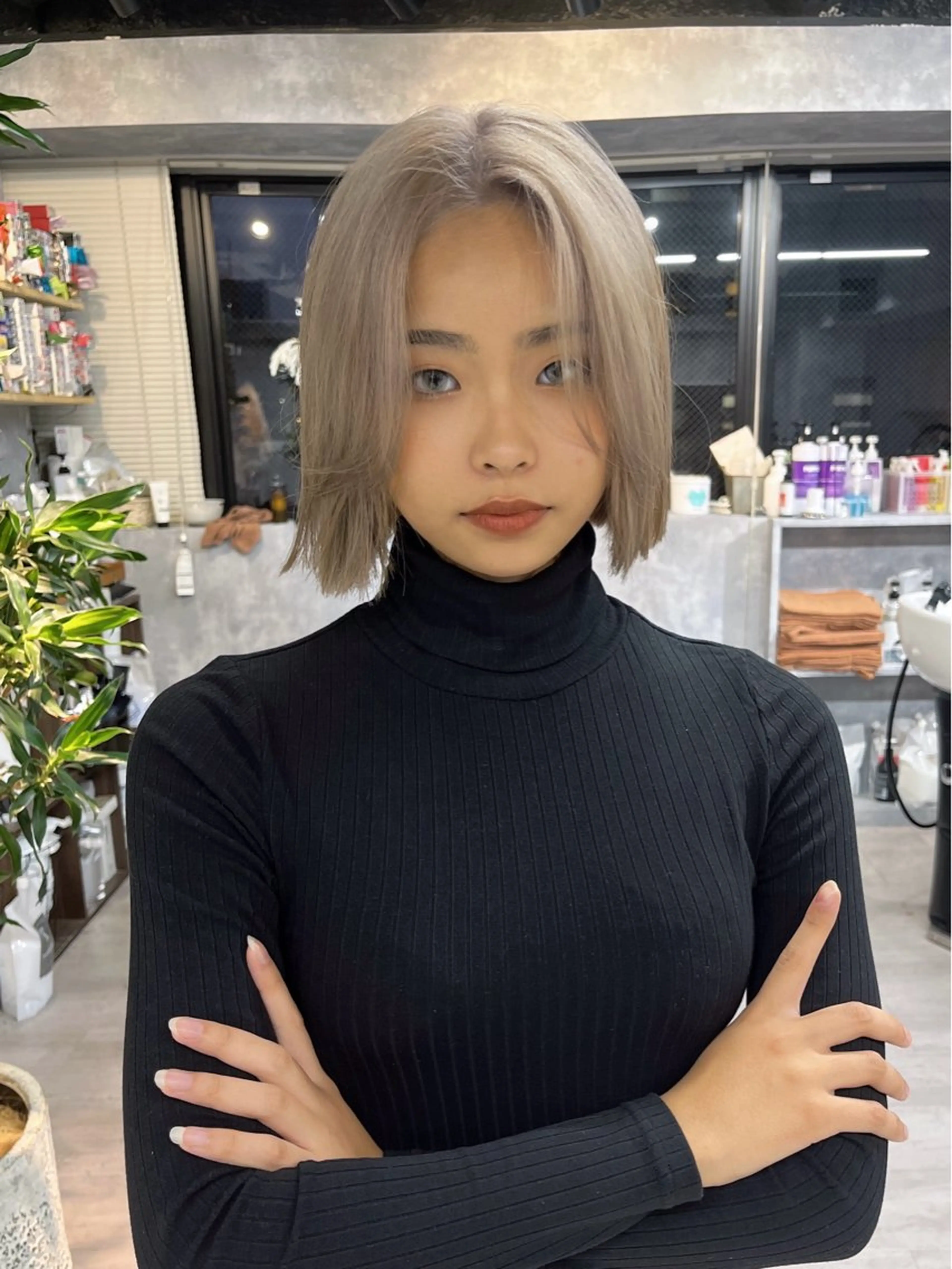 ショート カラー 切りっぱなしボブ ベージュカラー ブリーチ ボブ .ico所属・宮城 ほのかのヘアスタイル