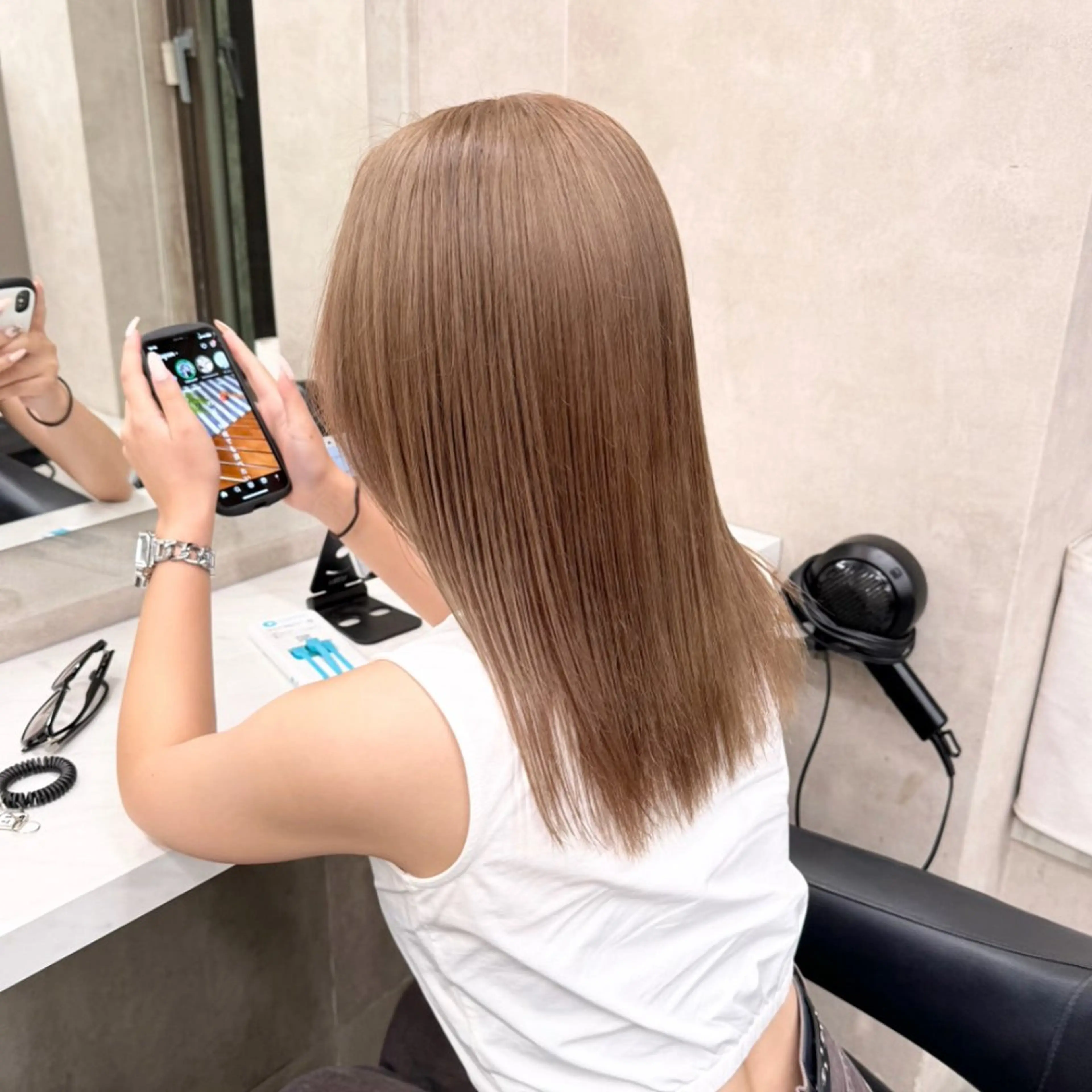 セミロング カラー ヘアアレンジ ベージュカラー 黒髪 ブリーチ ブルーカラー ブルーブラック ヘアカラー パーマ トリートメント ヘッドスパ ヘアセット 韓国トレンドの 達人♡のヘアスタイル