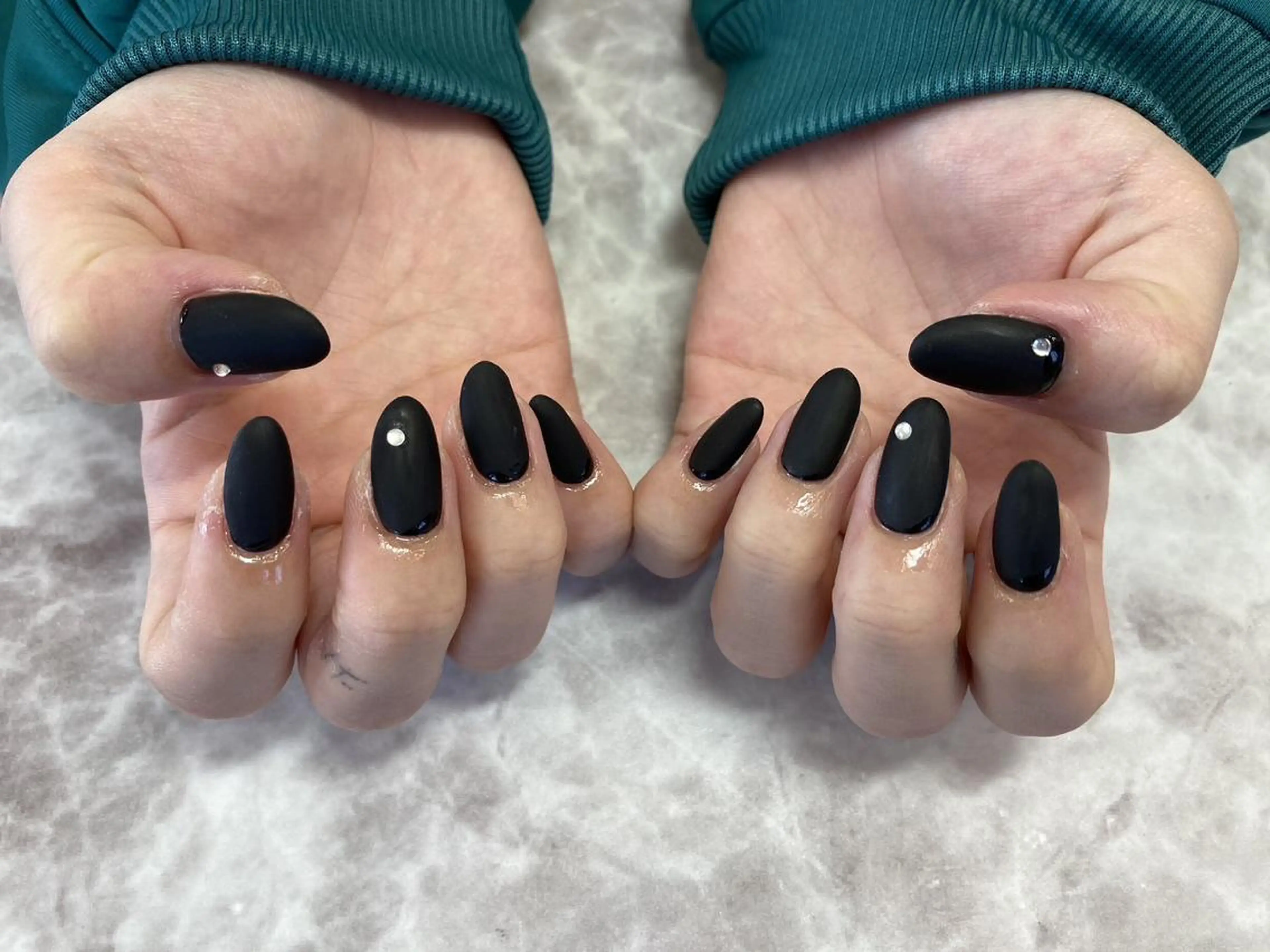 ネイル ネイルリボン 受付スタッフのネイルデザイン