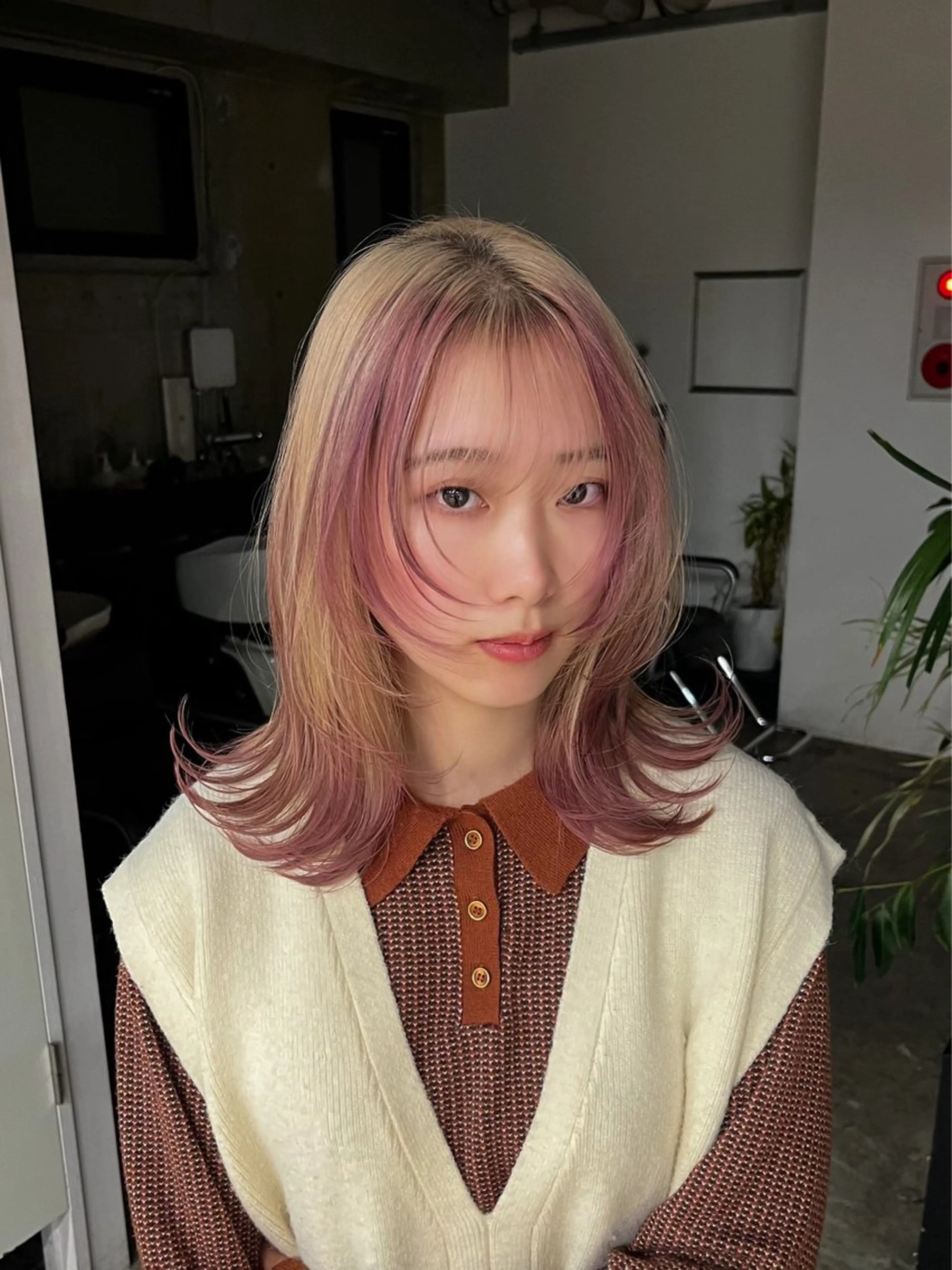 カラー ウルフとハイトーン オタク美容師のユウトのヘアスタイル