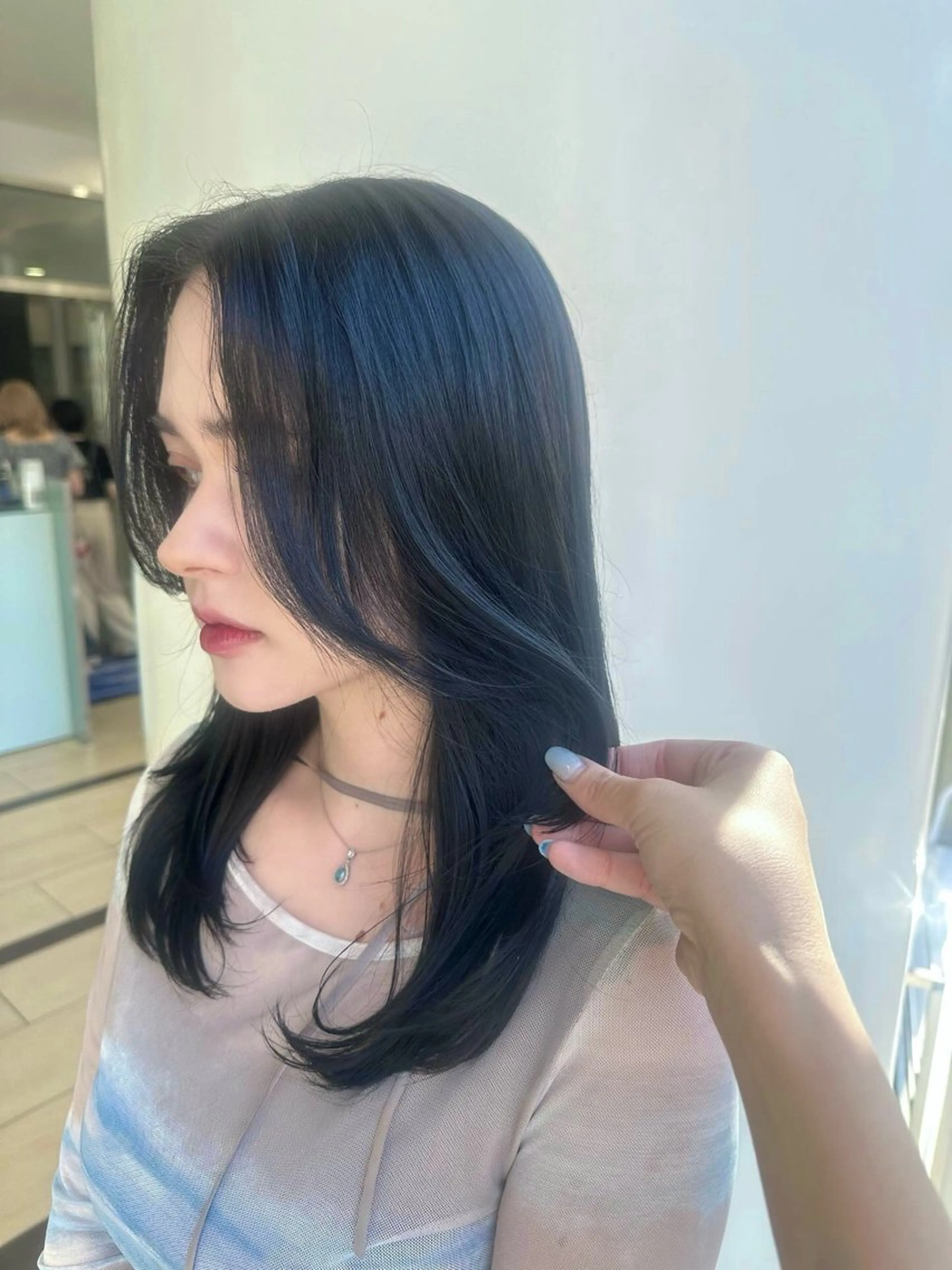 ロング カラー 黒髪 ブルーカラー ブルーブラック ヘアカラー SOYON Reiのヘアスタイル