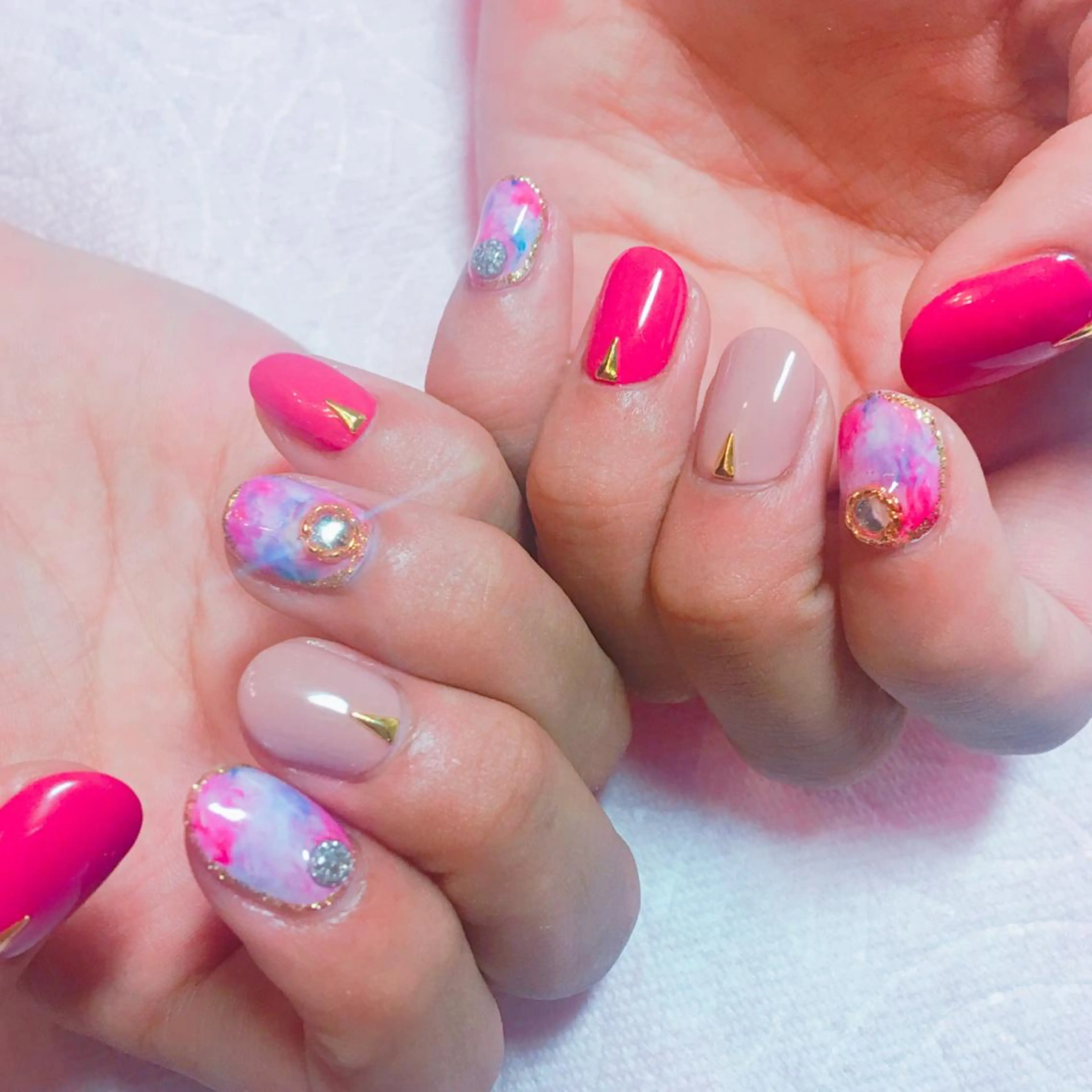 ネイル ゴールド ピンク ストーンネイル THECOLORS所属・近貞 莉奈のネイルデザイン