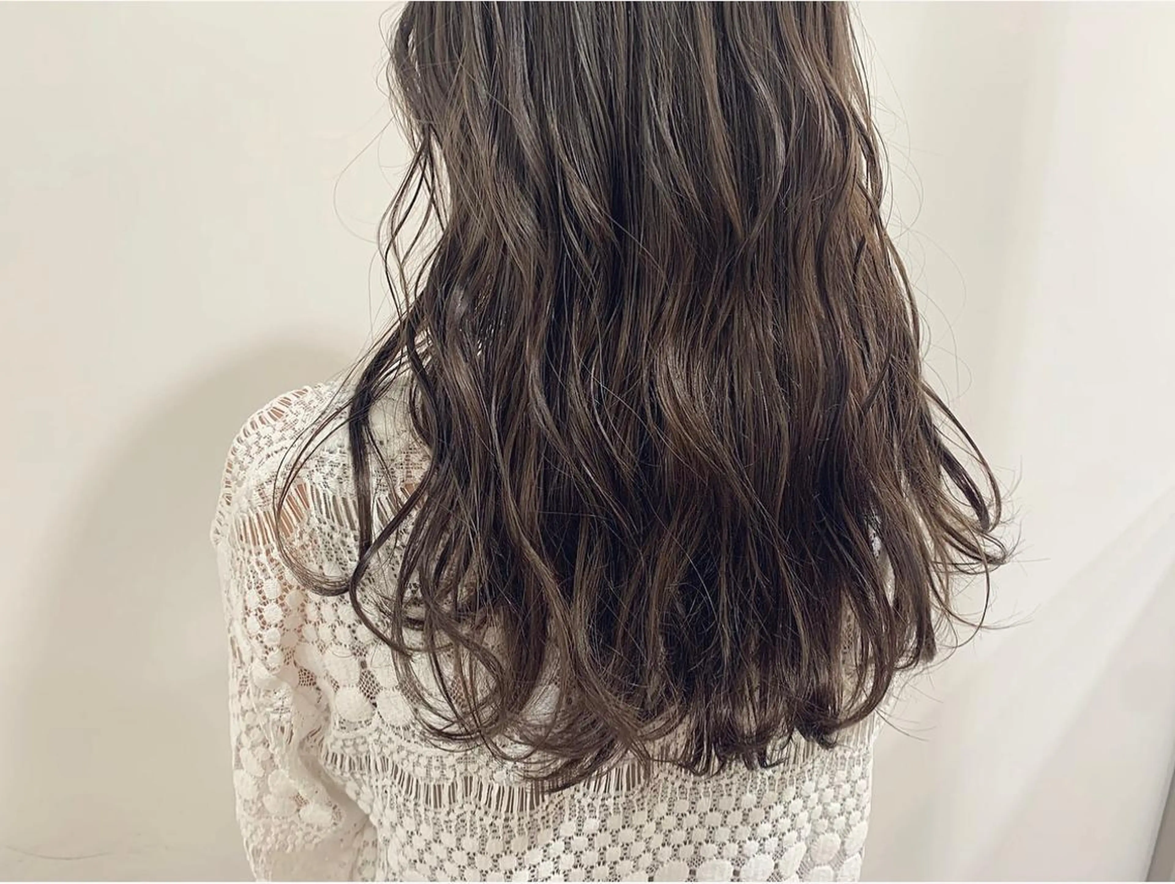 ロング カラー ヘアアレンジ ブリーチ 透明感カラー ラベンダーカラー ラベンダーグレー ヘアカラー トリートメント たかいわ みきのヘアスタイル