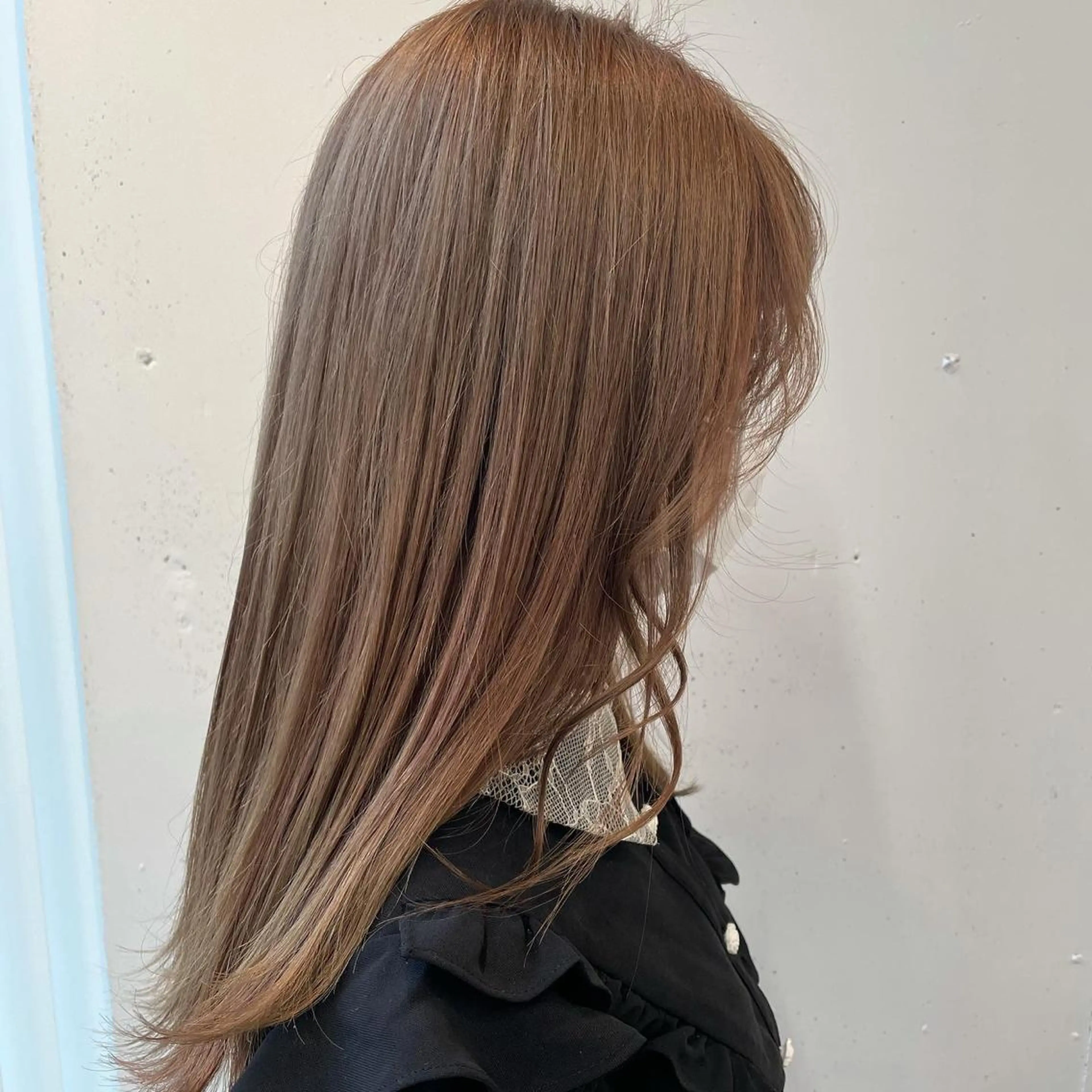 セミロング カラー ベージュカラー ブリーチ ハイトーンカラー ハイトーンベージュ ピンクカラー A/LEE所属・久保田 千尋のヘアスタイル