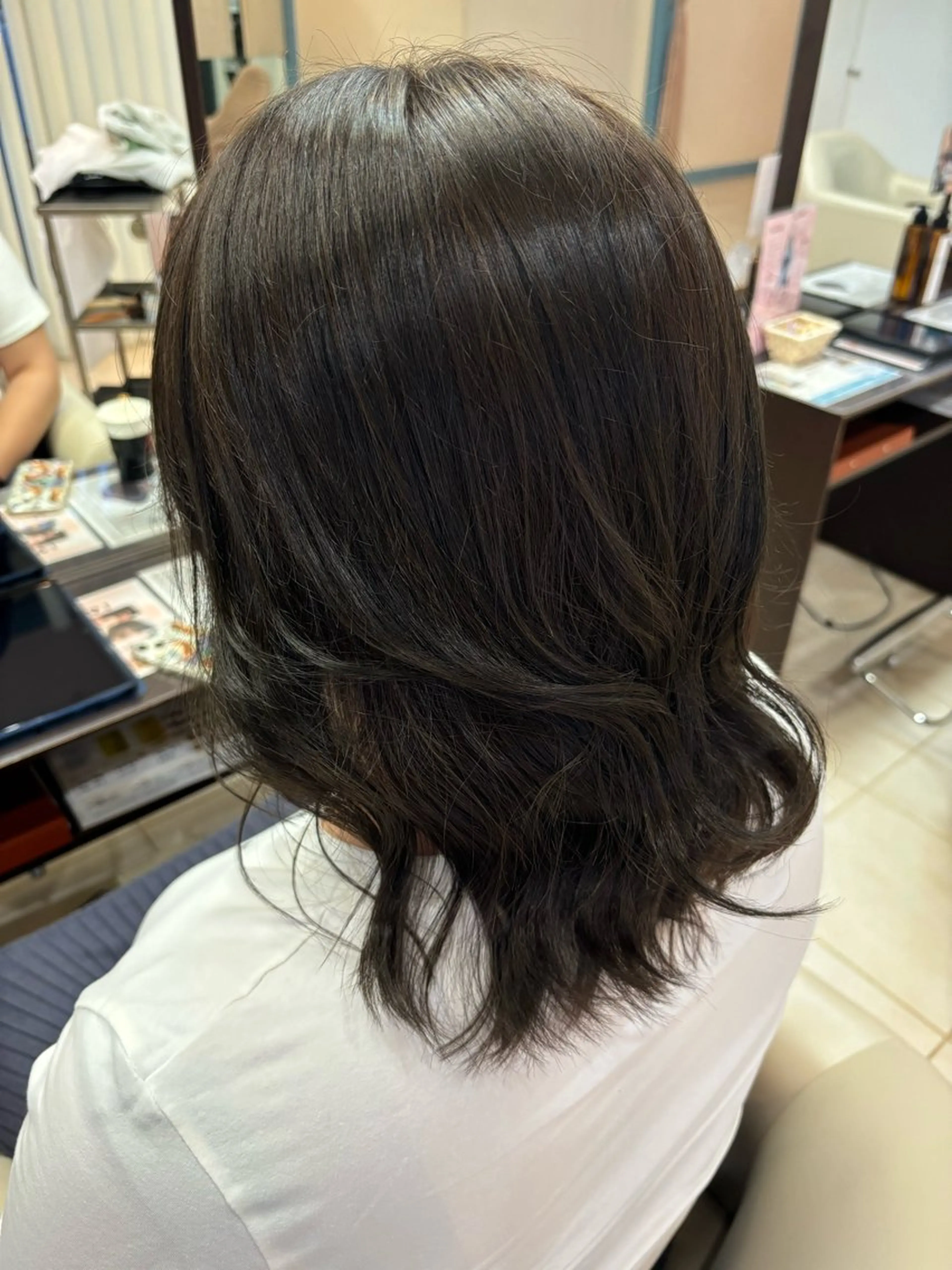 ミディアム カラー 伊藤 杏奈のヘアスタイル