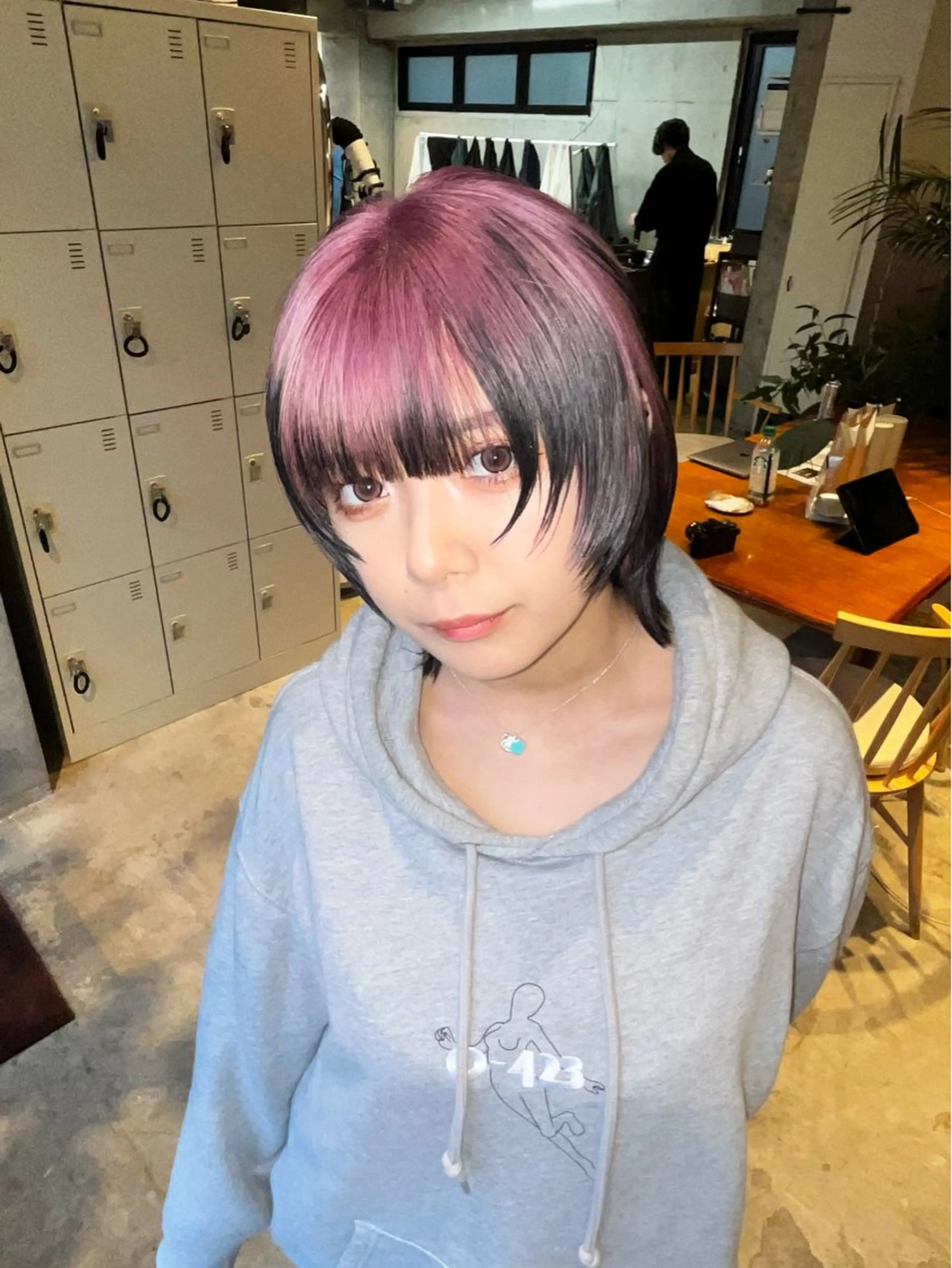 カラー ウルフとハイトーン オタク美容師のユウトのヘアスタイル