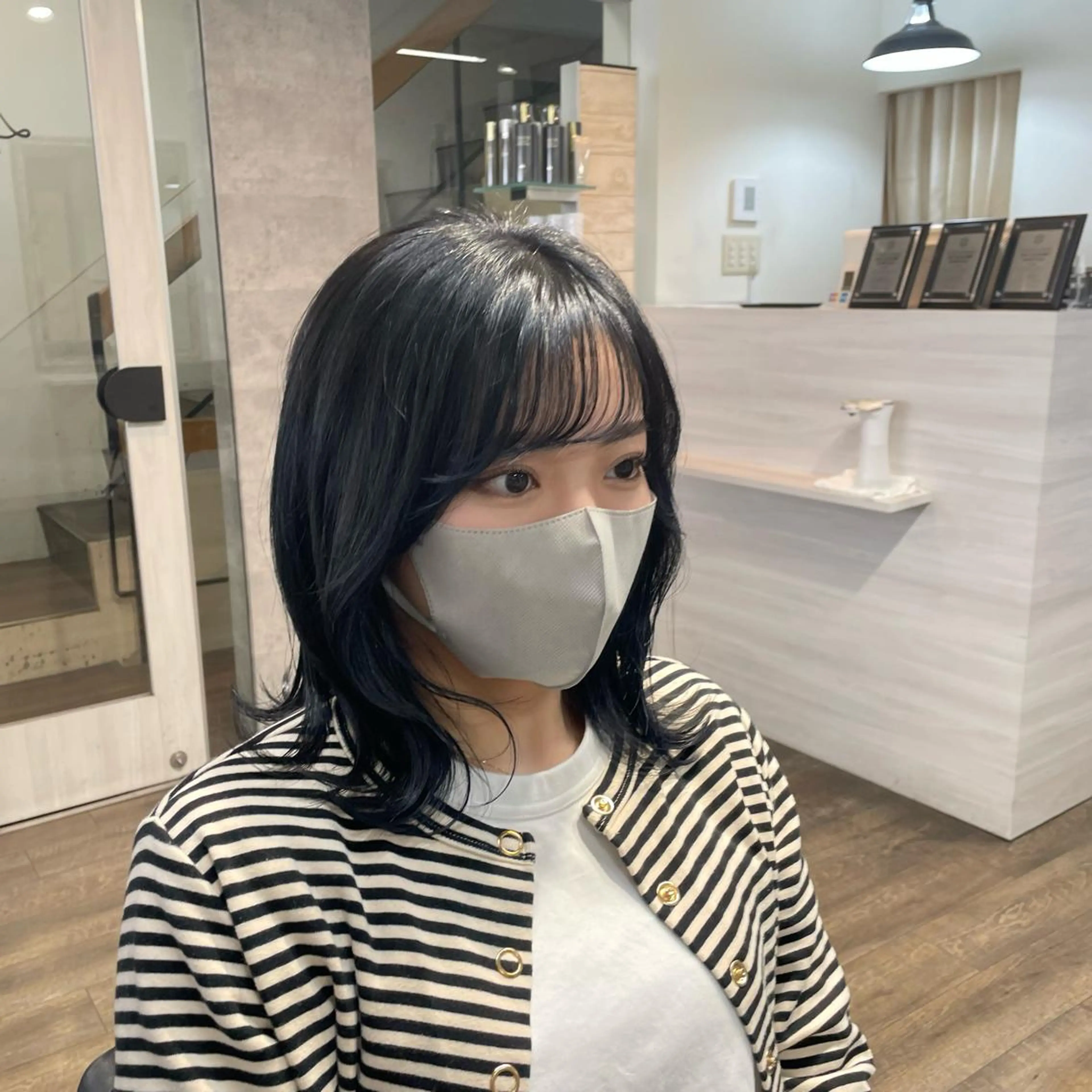 カラー 黒髪 ブルーカラー ブルーブラック 金城 二千夏のヘアスタイル