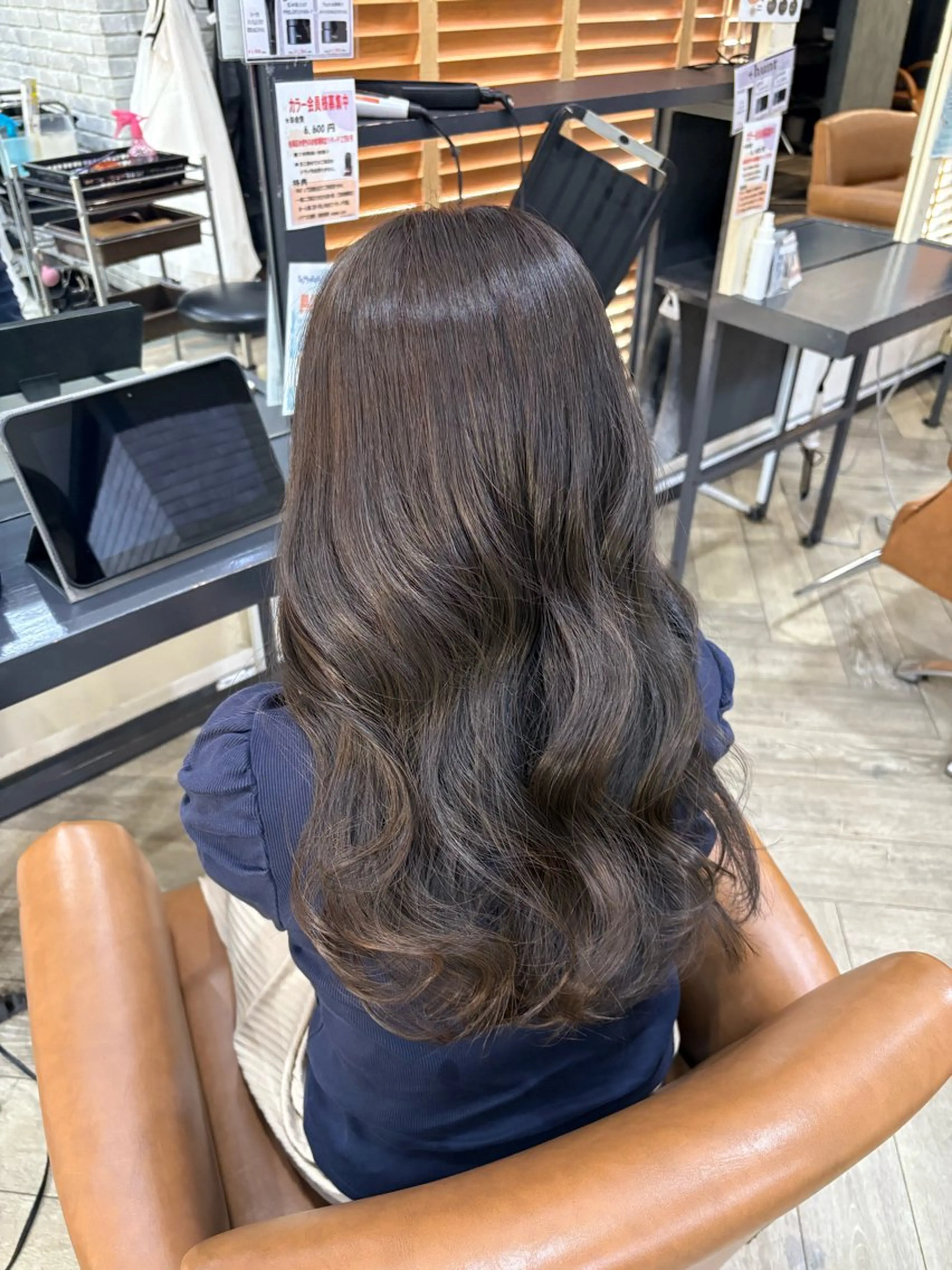 ロング カラー グレージュ 浦﨑 笑美里のヘアスタイル