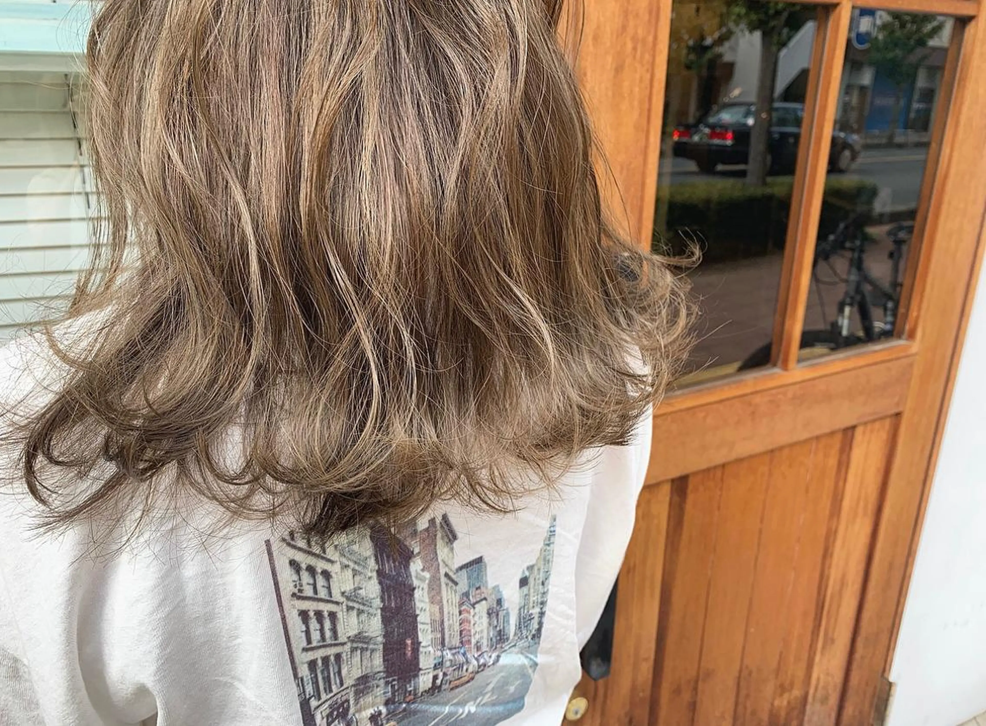 セミロング カラー ベージュカラー ハイライトカラー ヌーディベージュ ハイライト ヘアカラー たかいわ みきのヘアスタイル