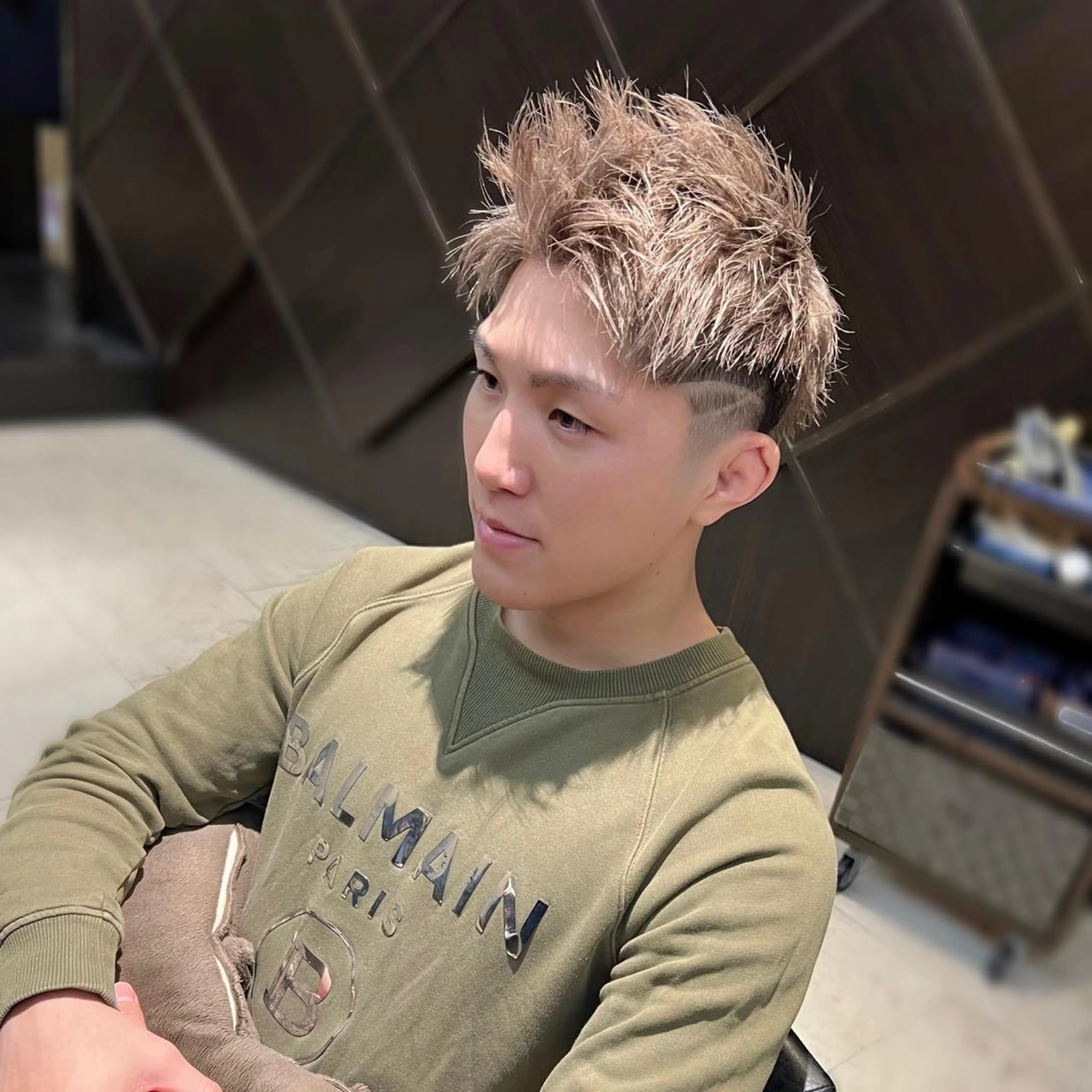カラー メンズ フェードカット グレージュ カット ヘアカラー トリートメント メンズ専門　井藤 雅也のヘアスタイル