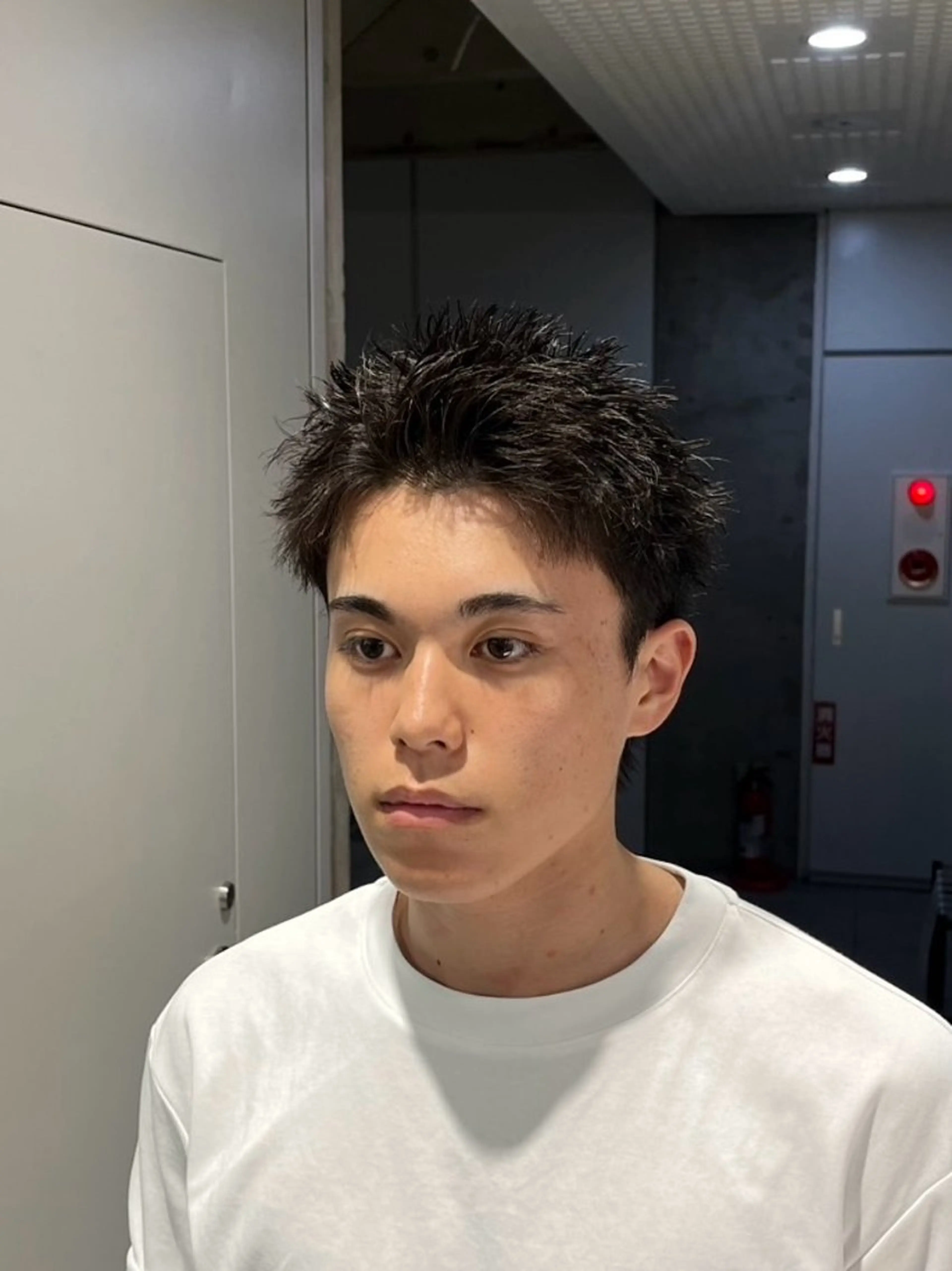 ショート メンズ 波巻きパーマ 朝崎倭斗のヘアスタイル