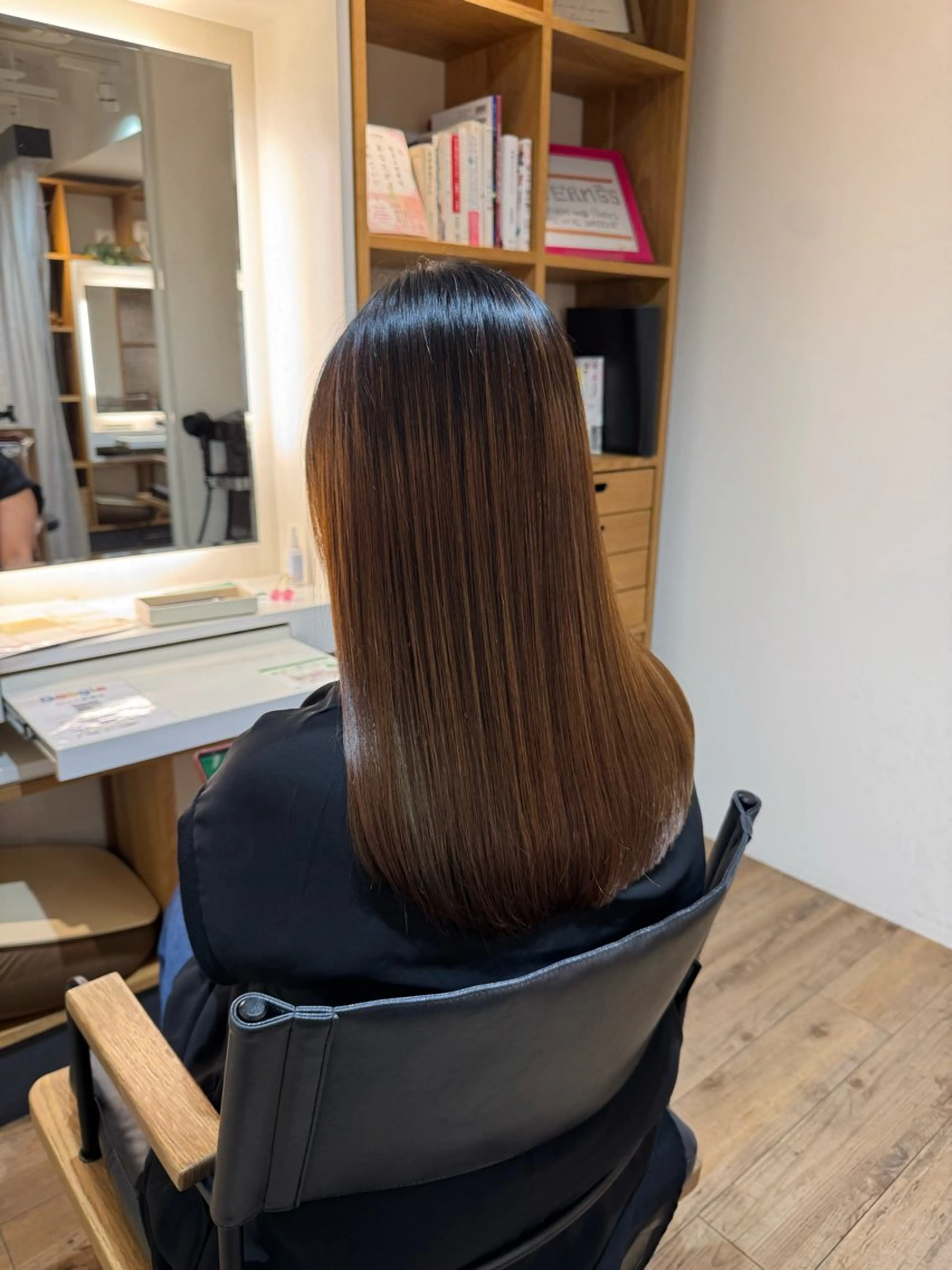 セミロング カット 縮毛矯正 トリートメント afloatkobe所属・美髪/髪質改善 川口凌弥のヘアスタイル