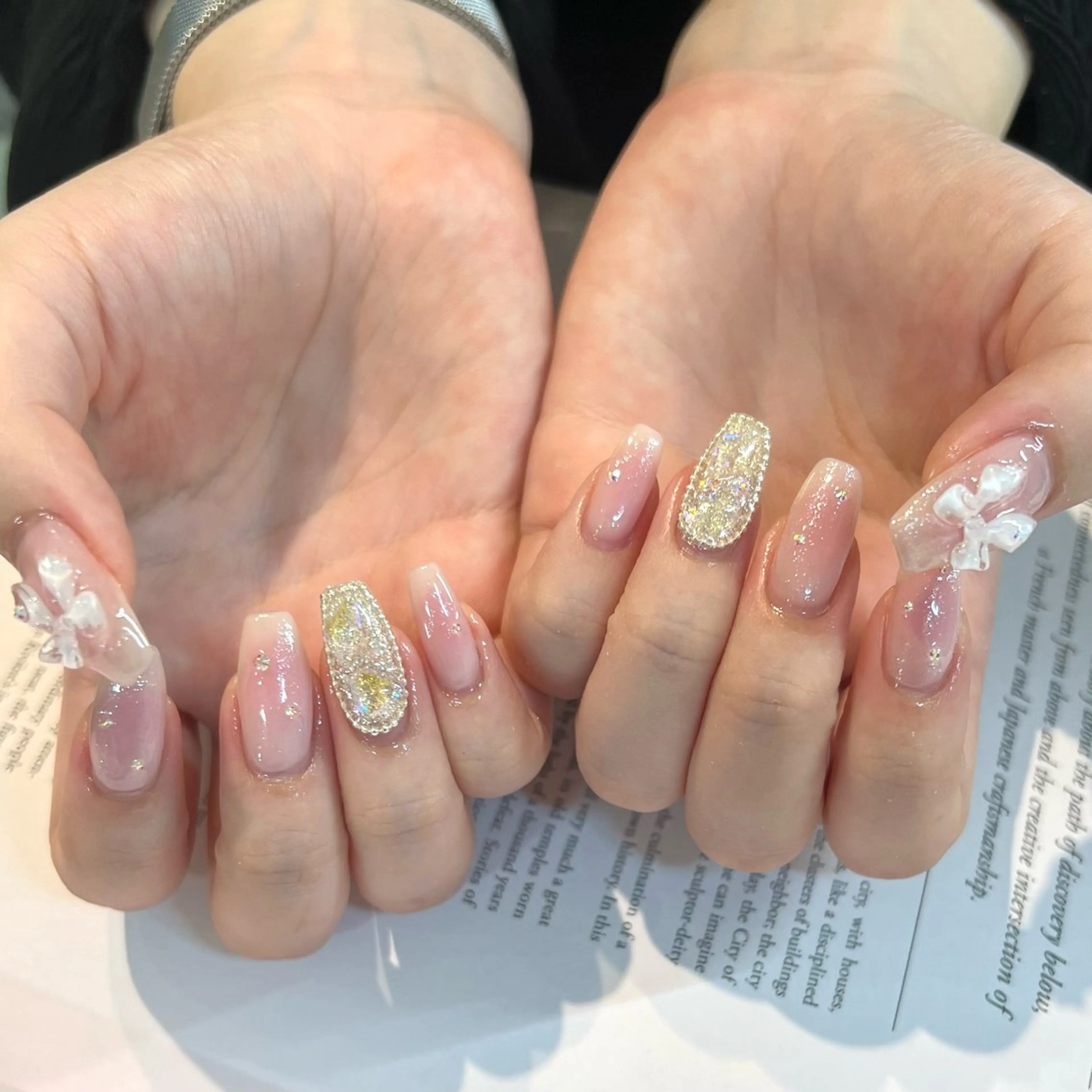 ネイル キラキラネイル sio.nail&eyebrow salon shimokitazawa2号店所属・nailist mana𖤐´-のネイルデザイン