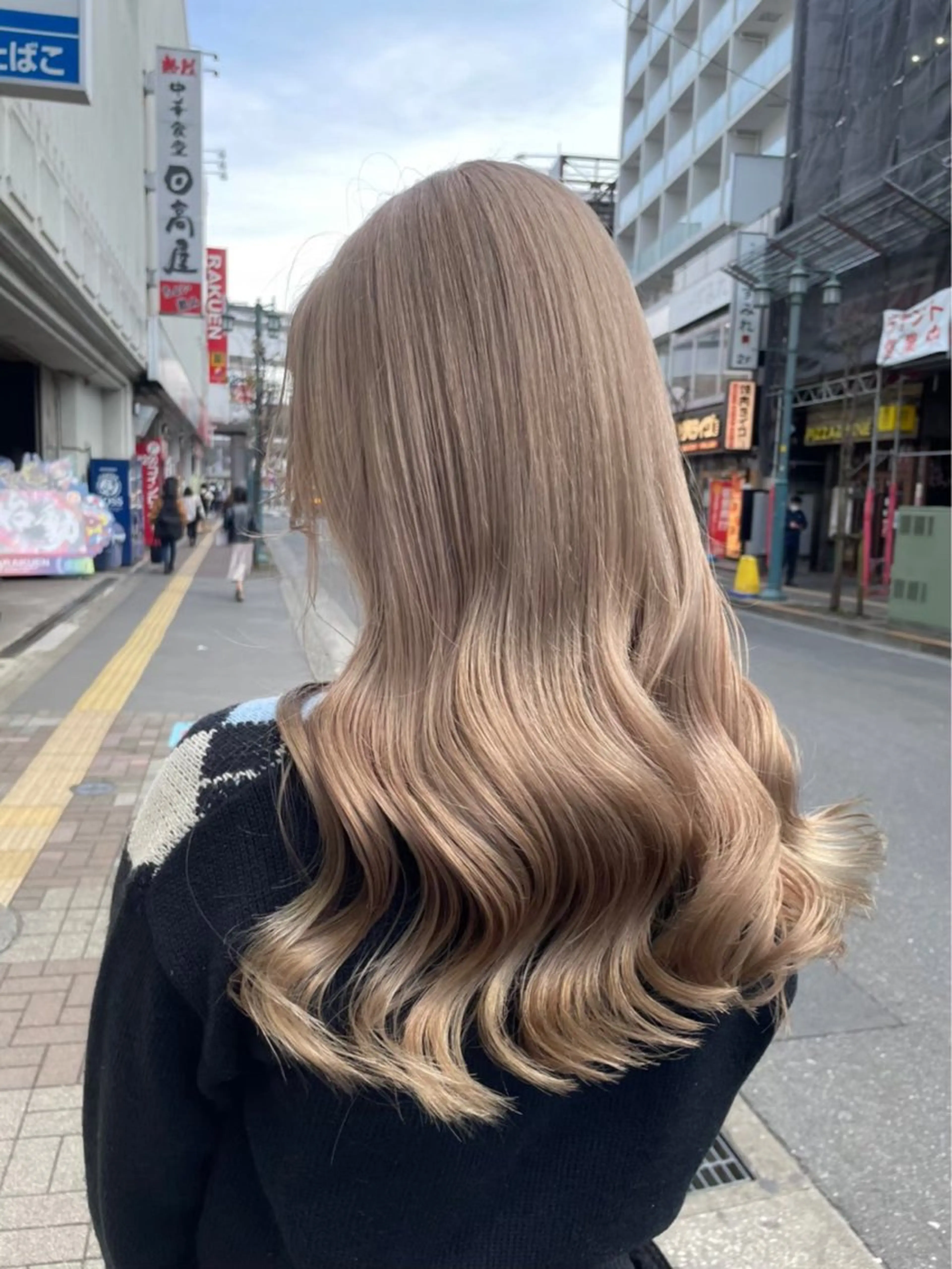 ミディアム カラー ミディアムパーマ ベージュカラー 黒髪 ブリーチ ブルーカラー メンズヘア個性派 ネイル/コトミ🐸のネイルデザイン